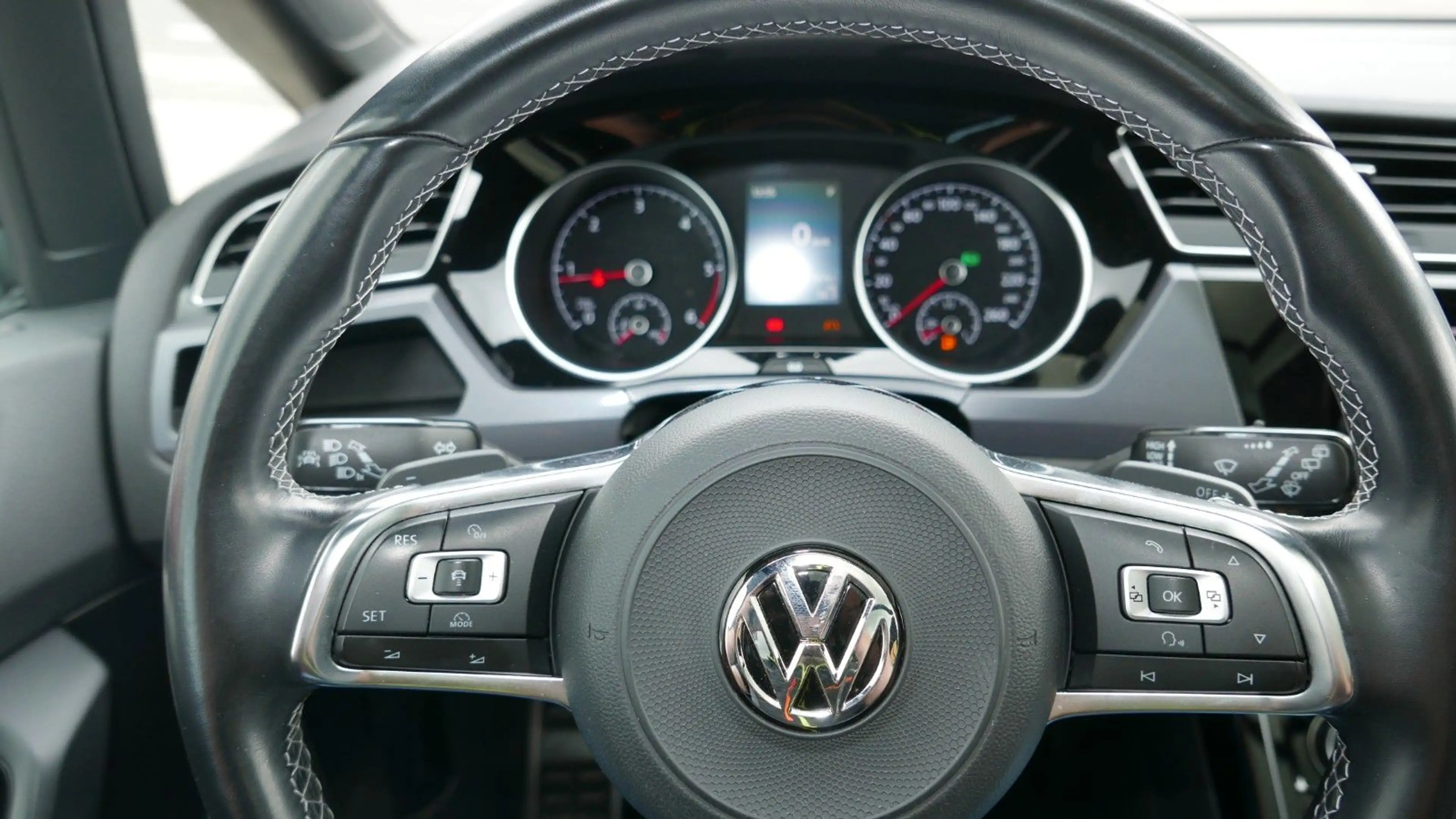 Volkswagen Touran Highline R-LINE 190PS/NAVI/AHK/ACC — photo 29