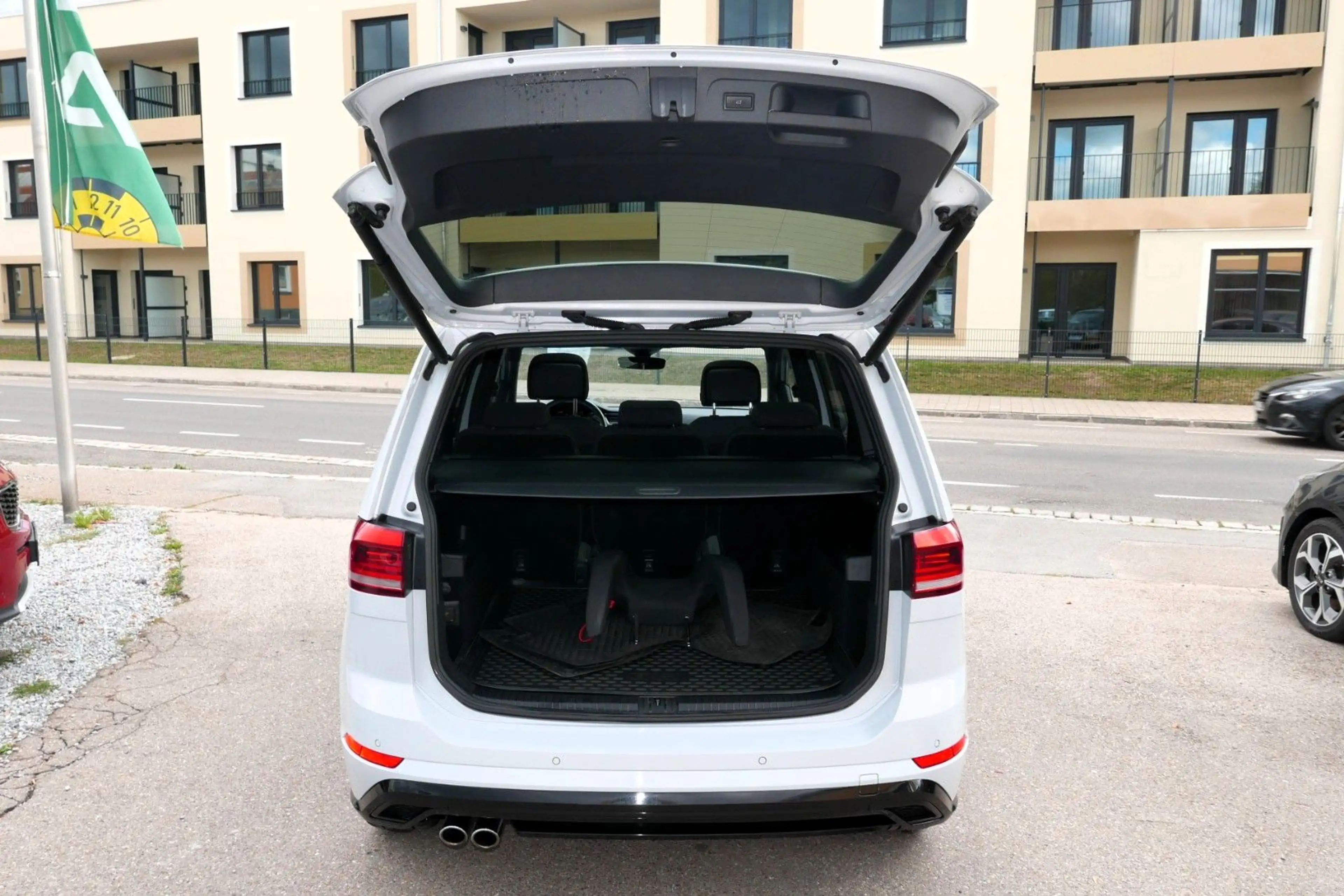 Volkswagen Touran Highline R-LINE 190PS/NAVI/AHK/ACC — photo 17