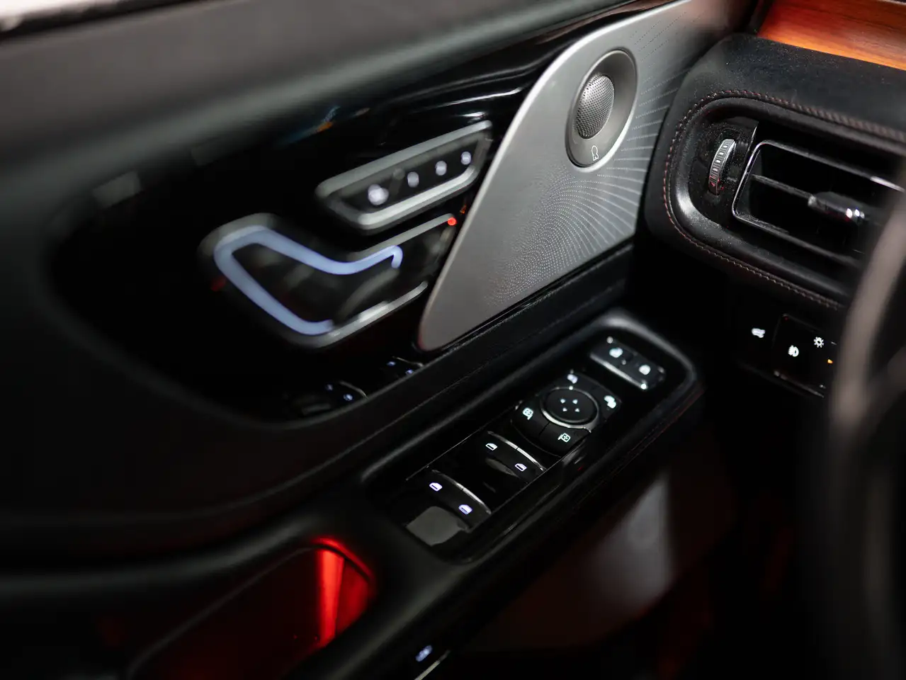 Lincoln Aviator снимка Lincoln Aviator