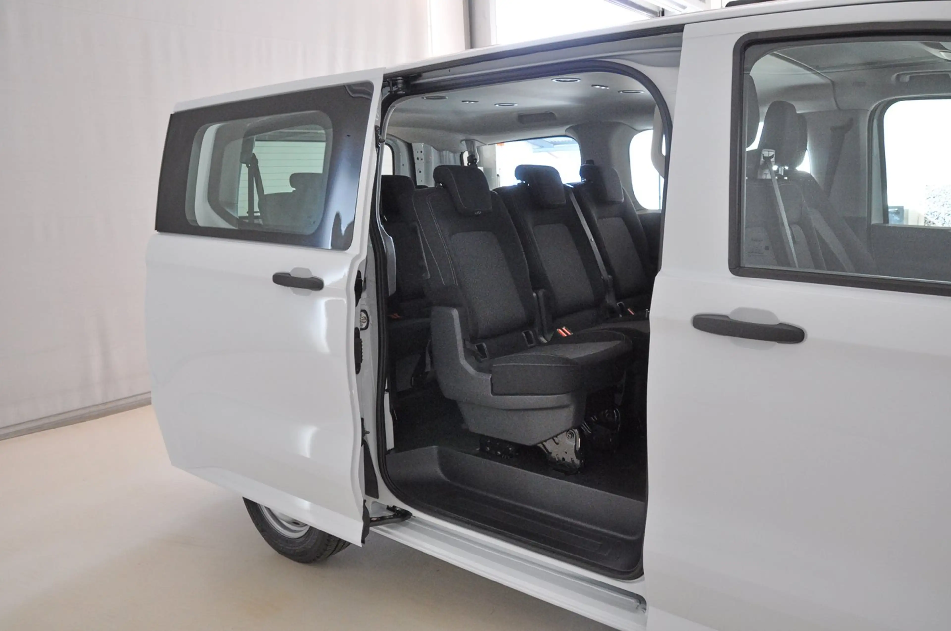 Volkswagen Transporter Kombi TDI — photo 7