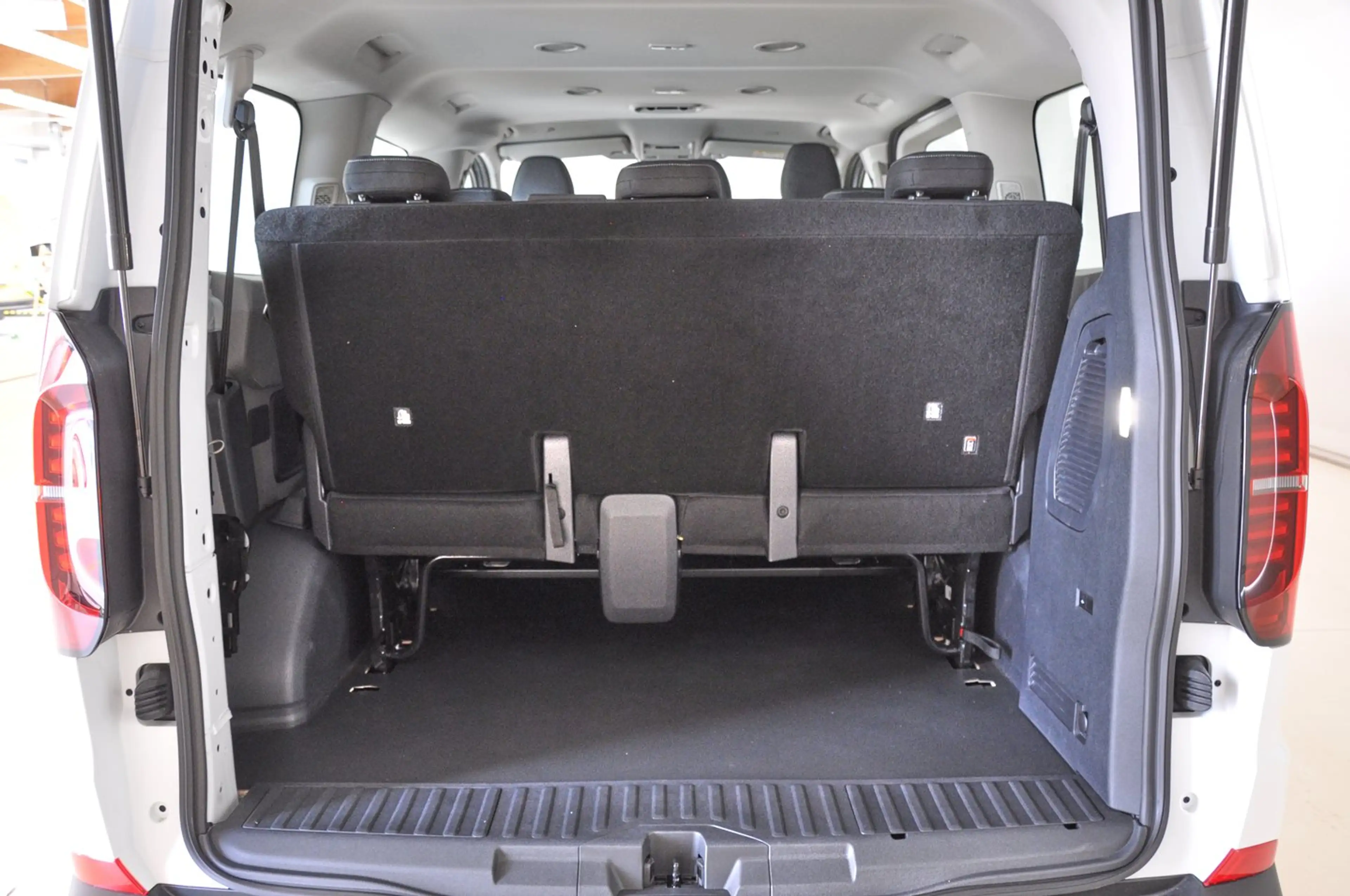 Volkswagen Transporter Kombi TDI — photo 8