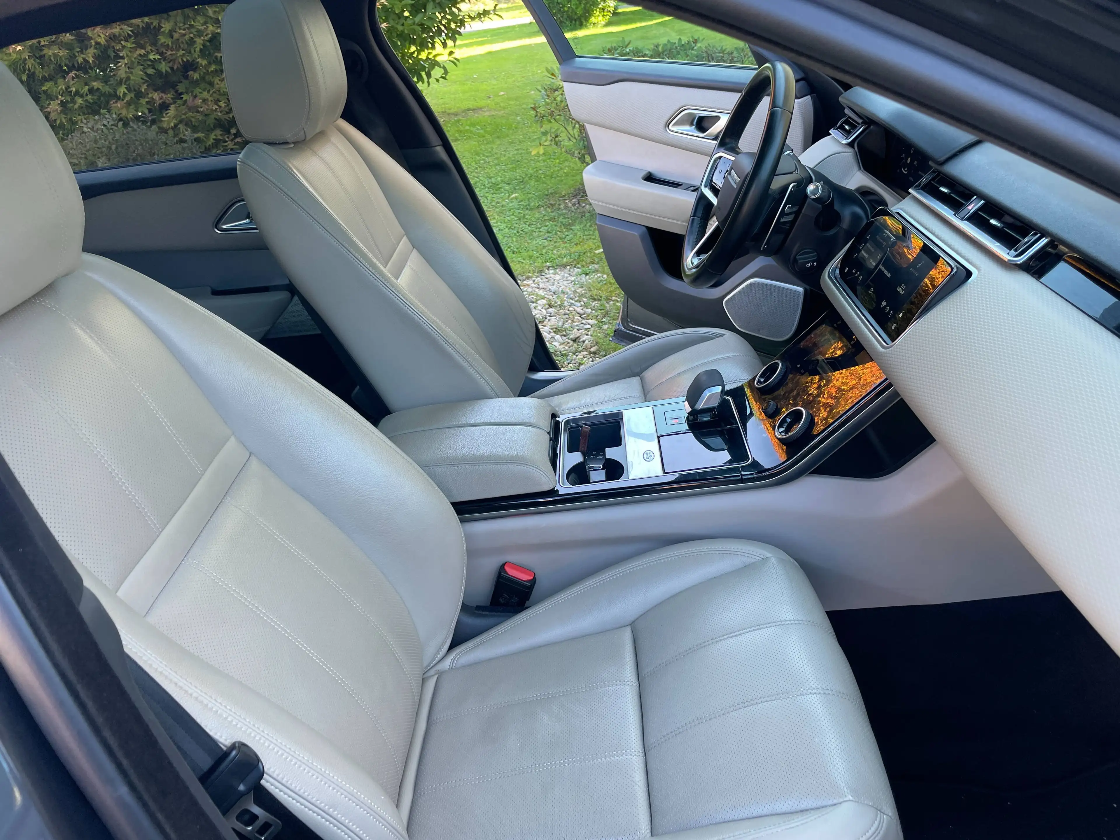 Land Rover Range Rover Velar — photo 12