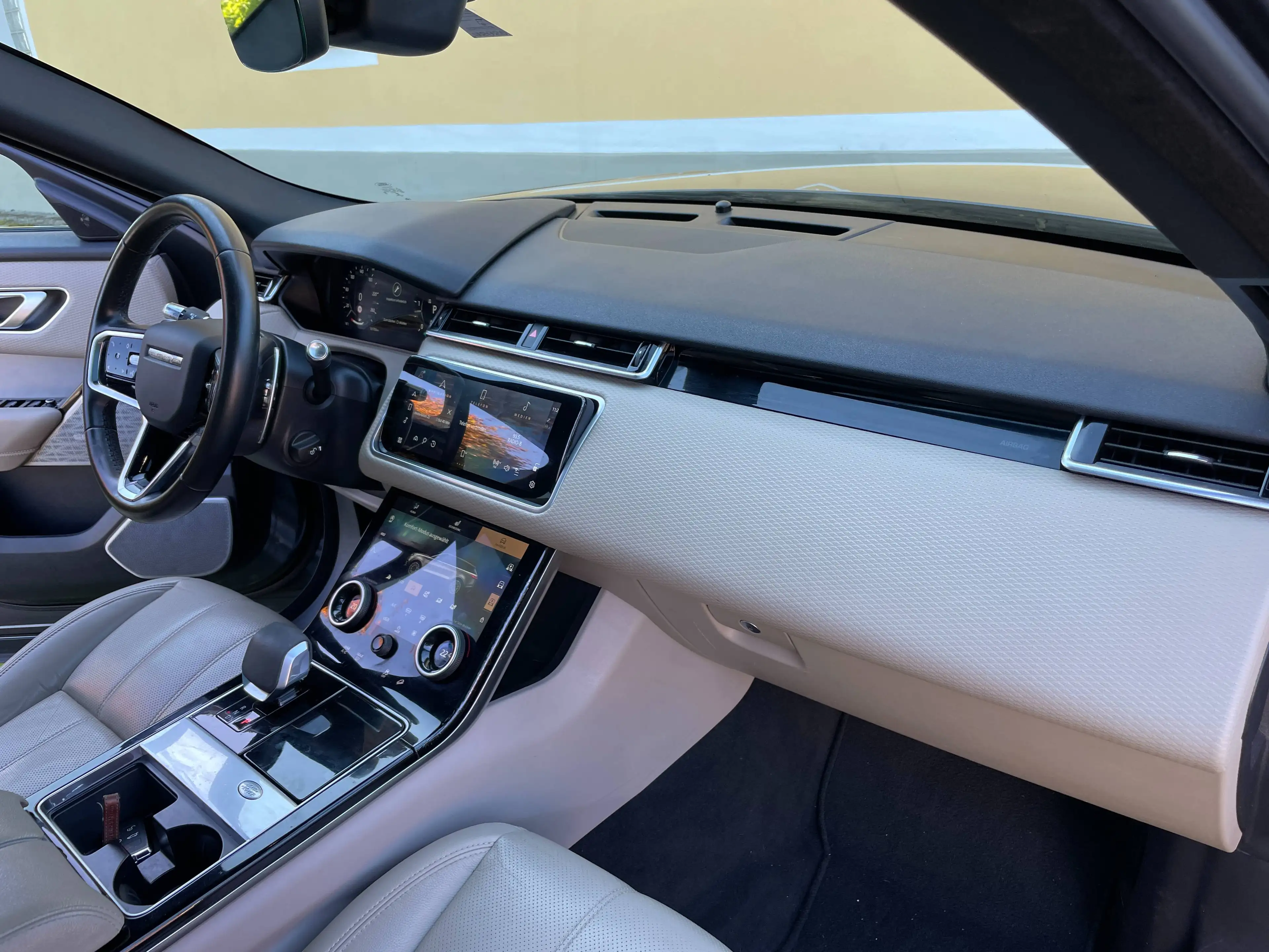 Land Rover Range Rover Velar — photo 11