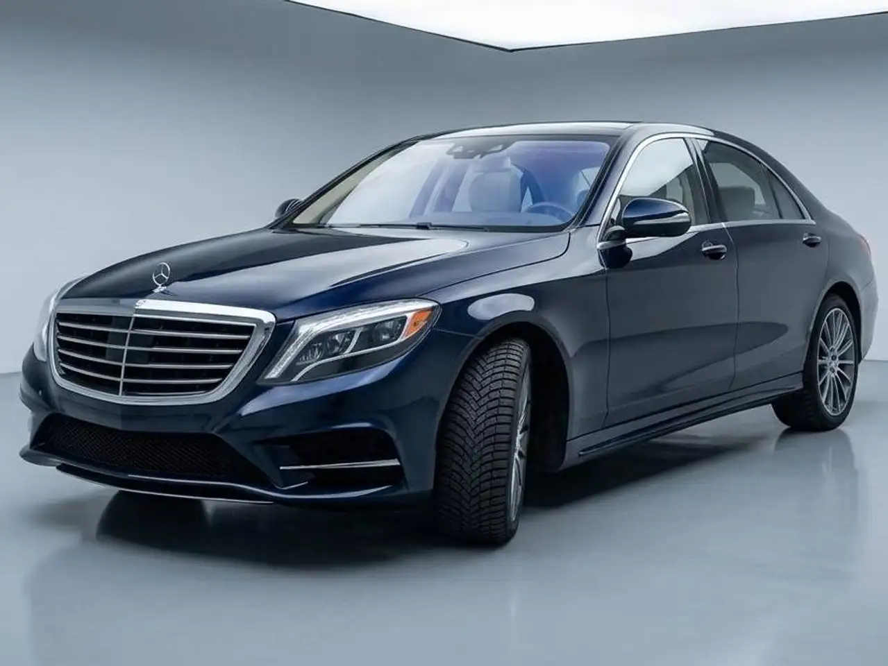 Mercedes-Benz S-Class снимка Mercedes-Benz S-Class