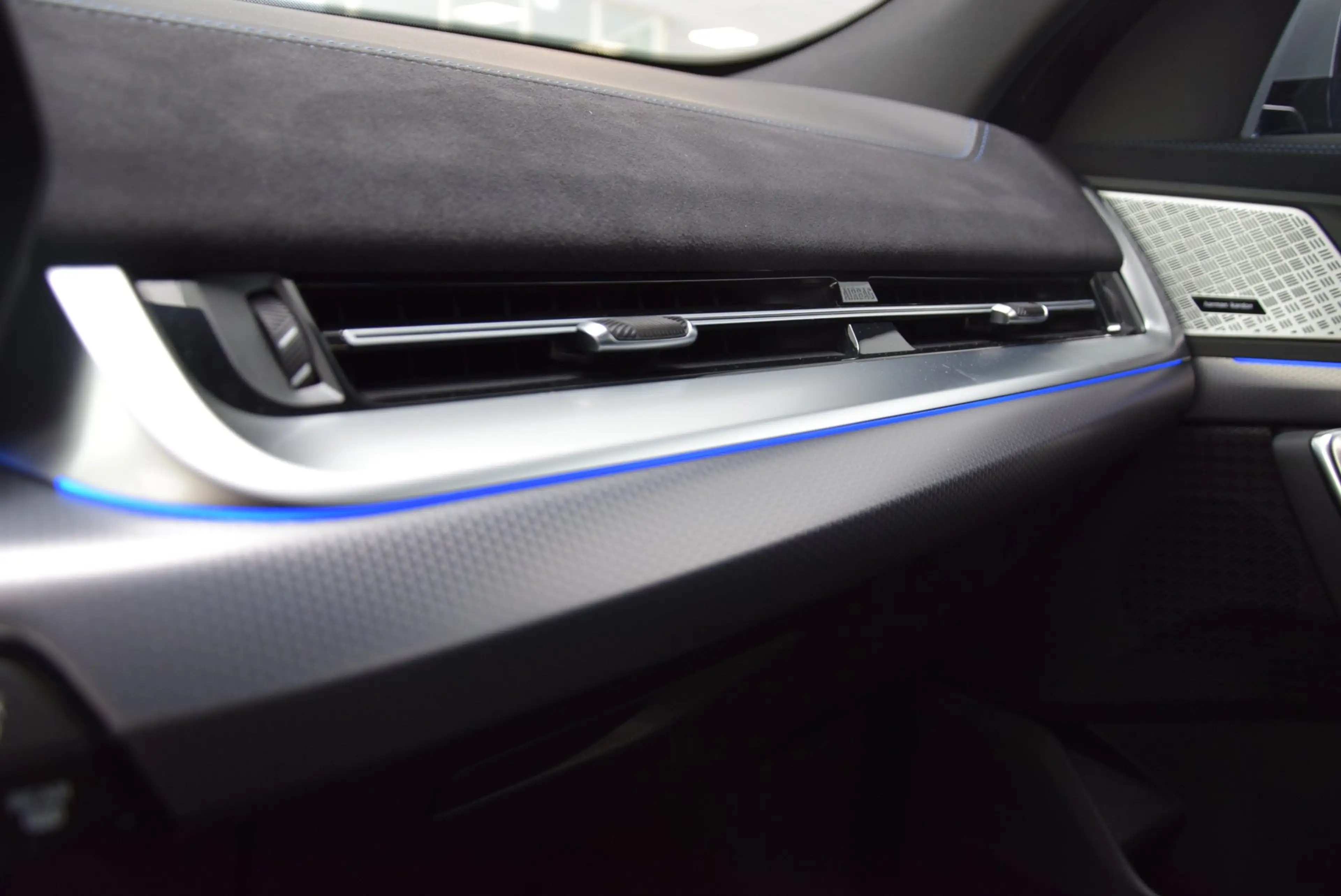 BMW iX2 iX2 xDrive30 — photo 15