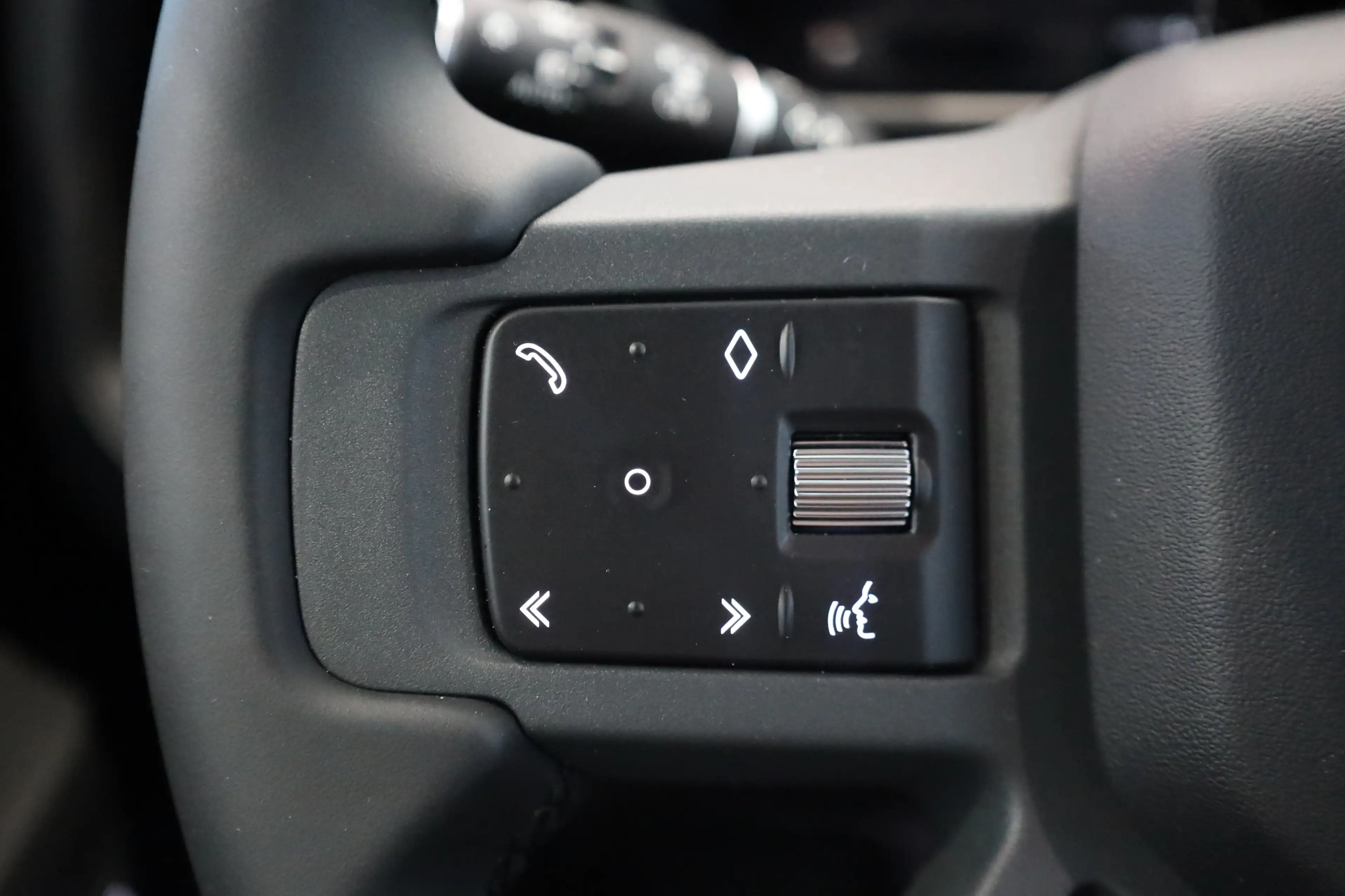 Land Rover Defender D200 X-Dynamic SE 3.0 — photo 10