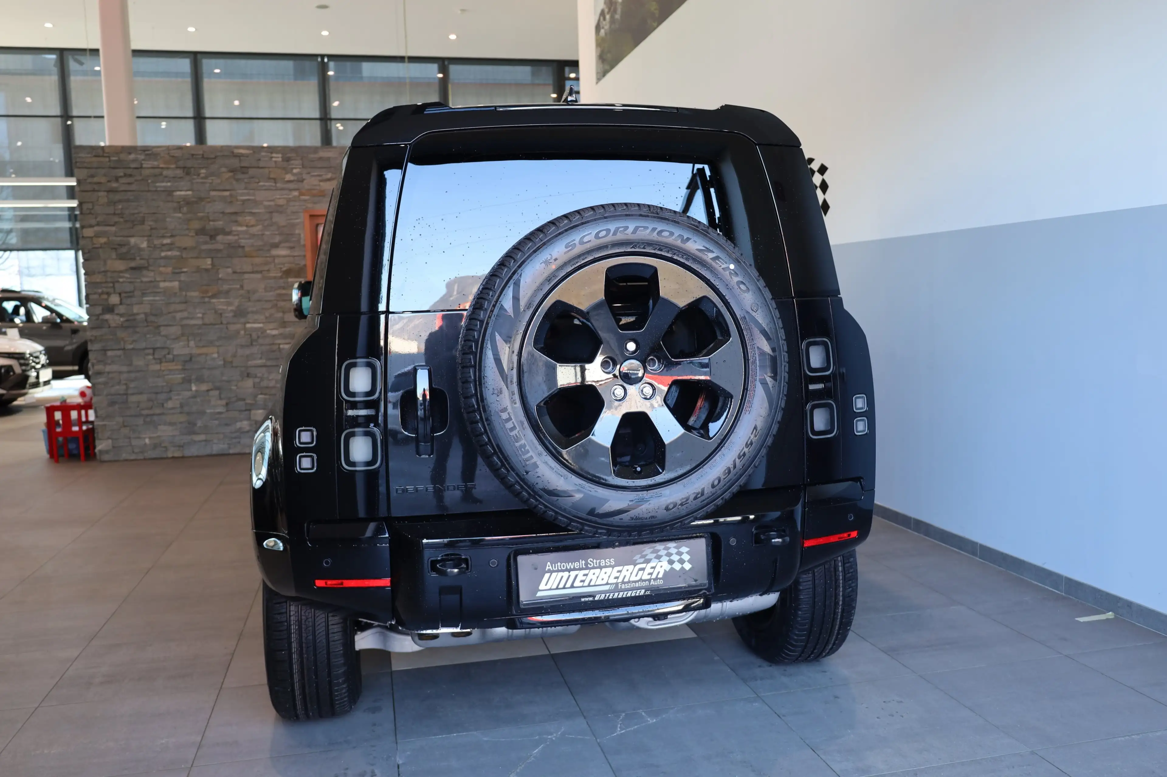 Land Rover Defender D200 X-Dynamic SE 3.0 — photo 4