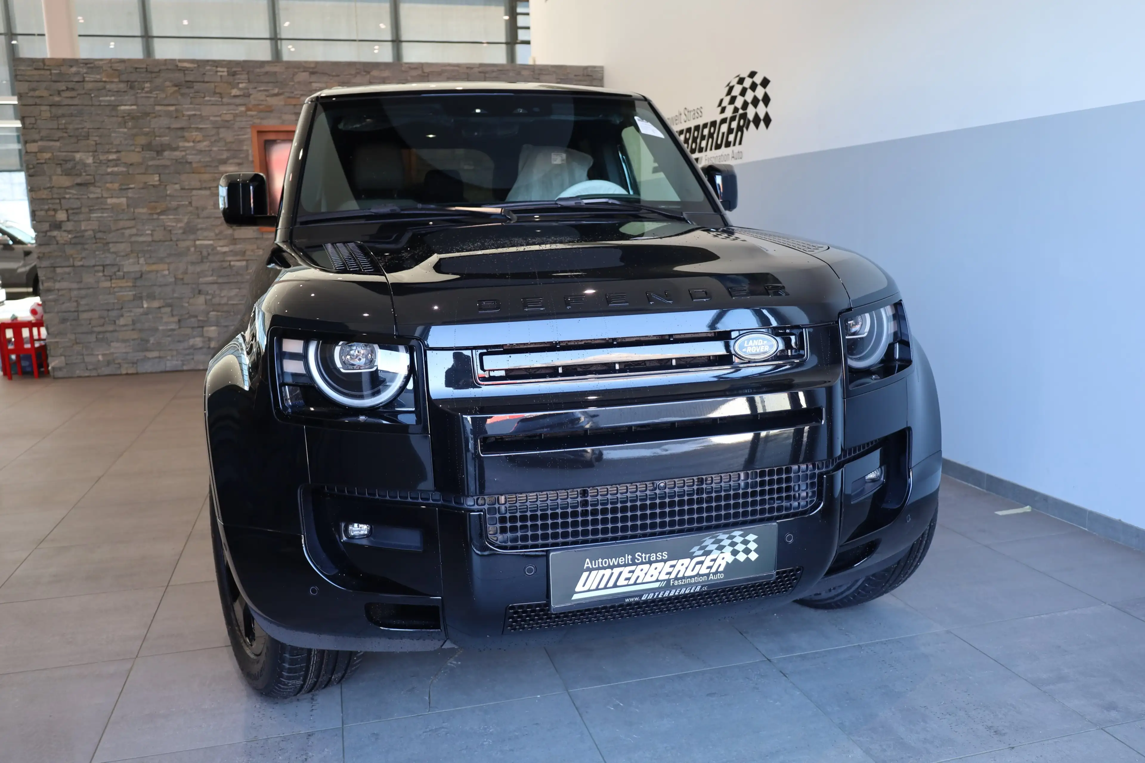 Land Rover Defender D200 X-Dynamic SE 3.0 — photo 2