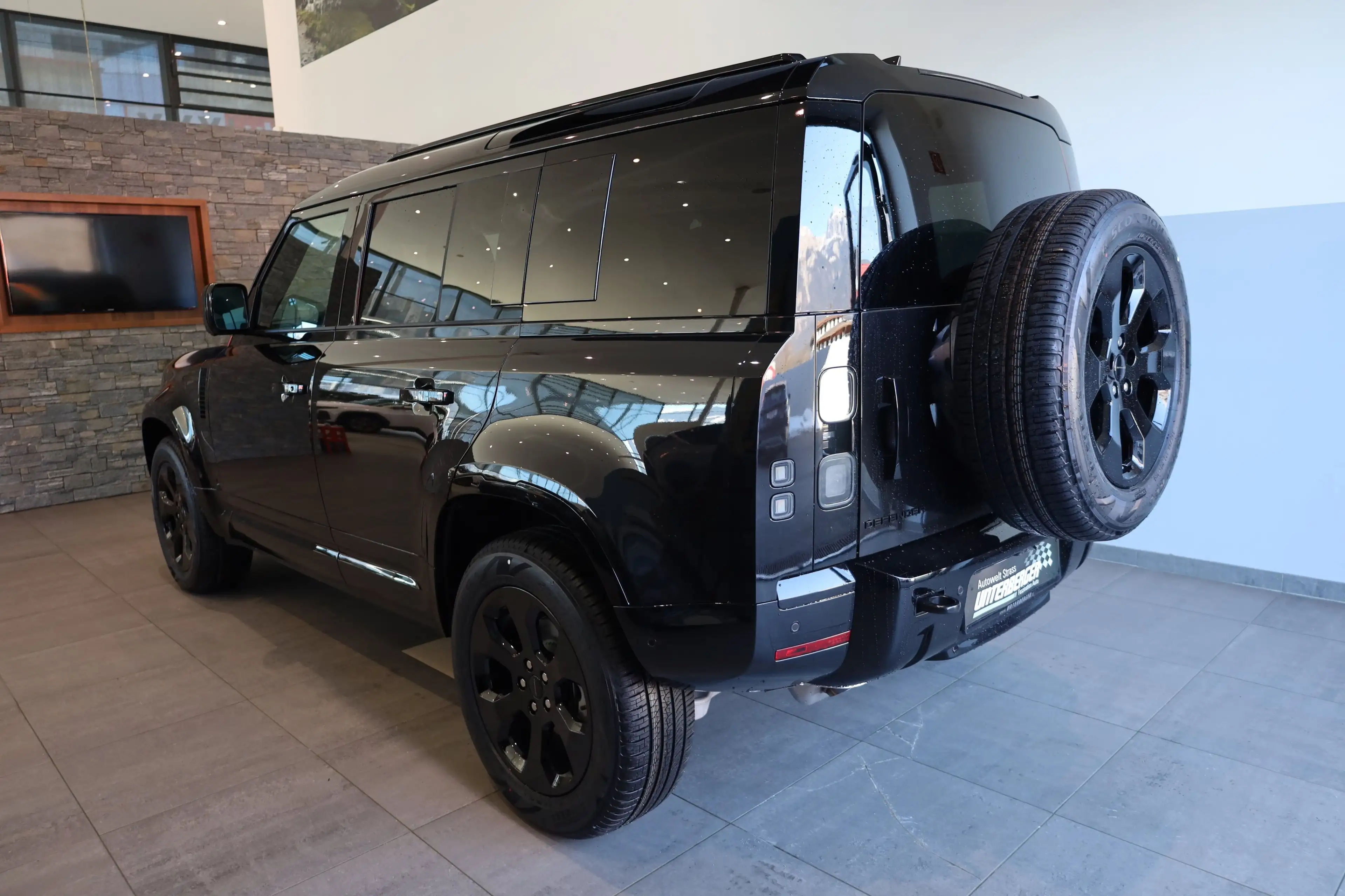 Land Rover Defender D200 X-Dynamic SE 3.0 — photo 3