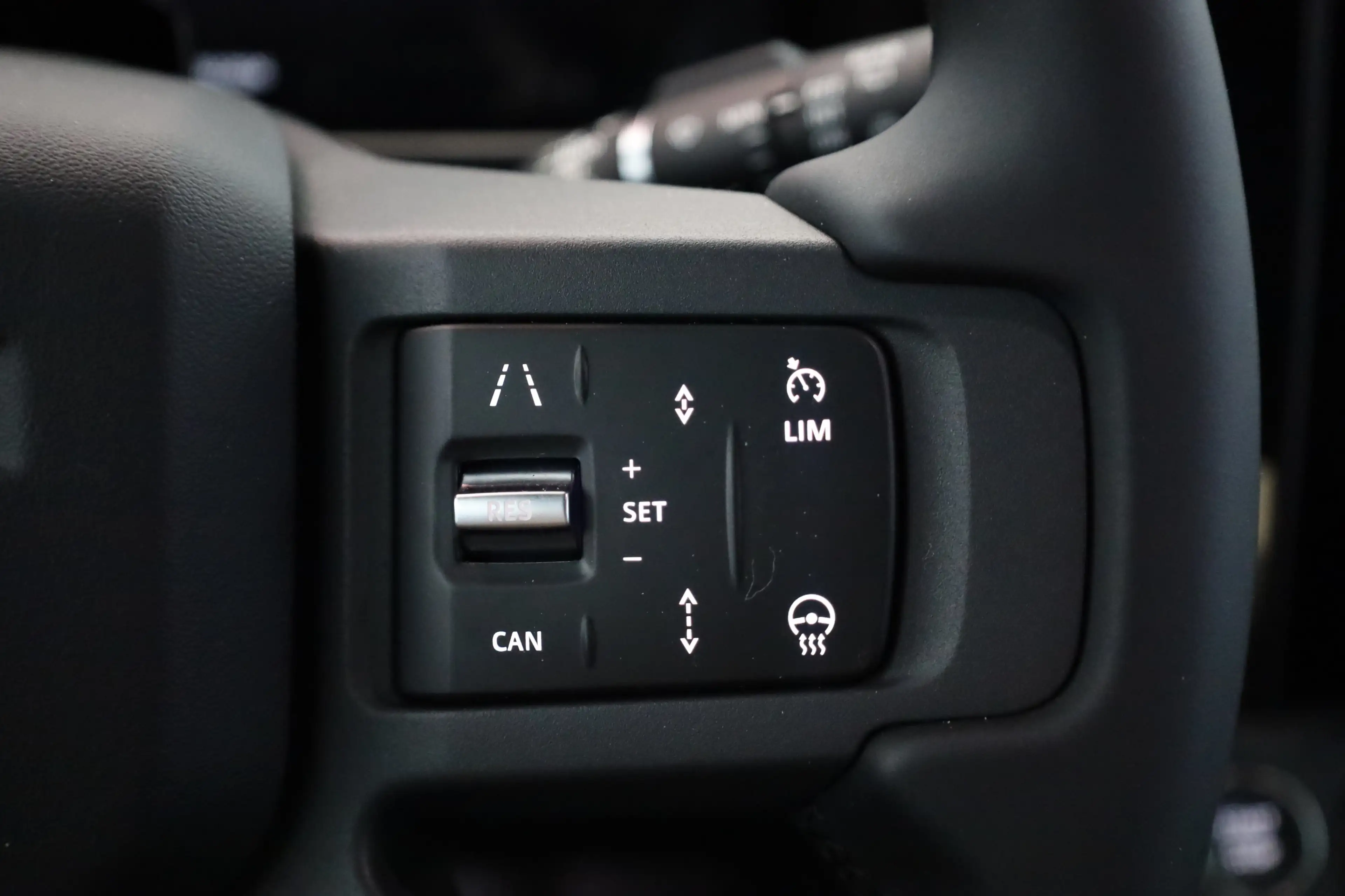 Land Rover Defender D200 X-Dynamic SE 3.0 — photo 11
