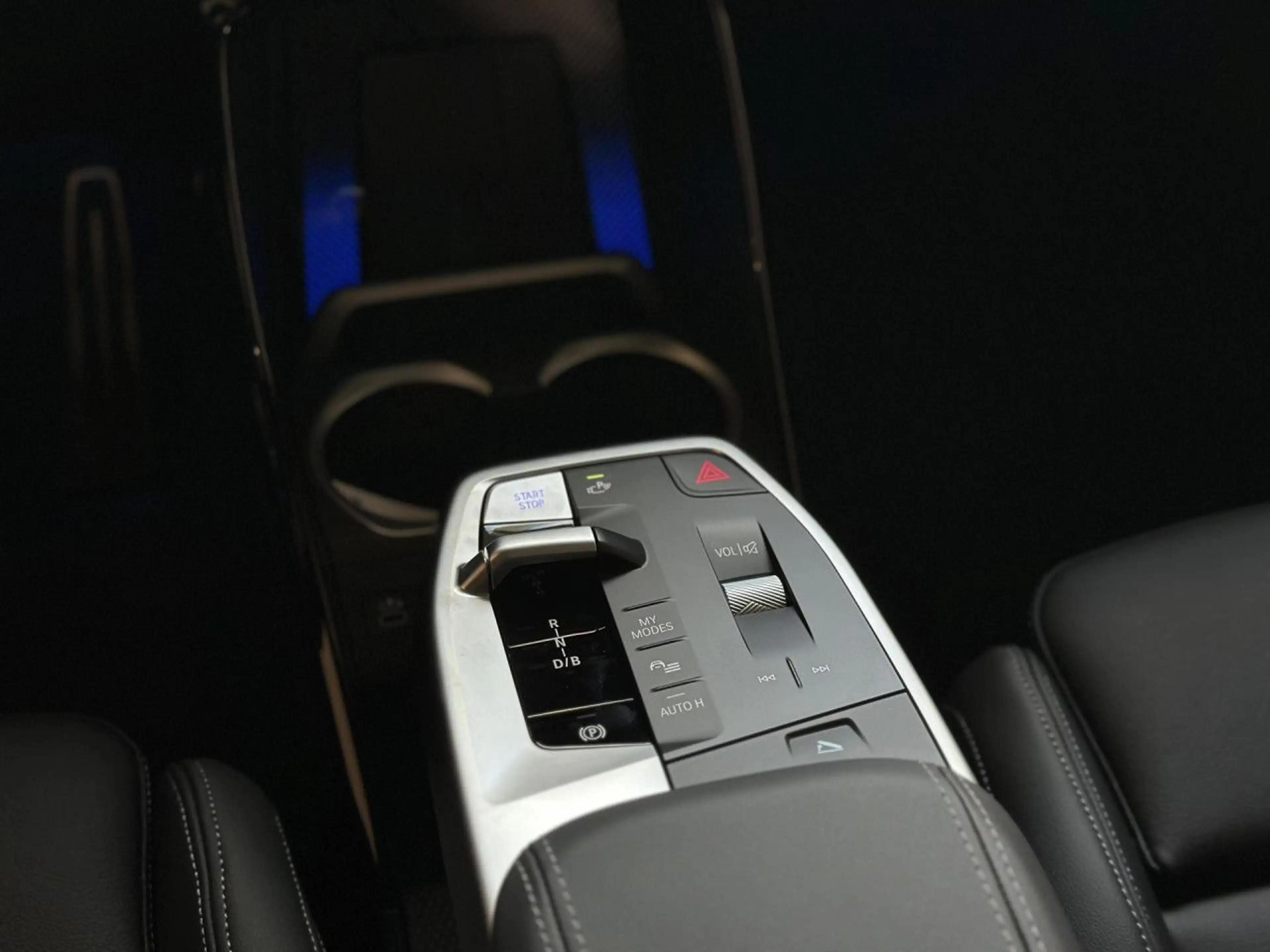 BMW iX2 x30 M Sport Pro AHK HUD Ha/Ka PanoD. SurView. — photo 14