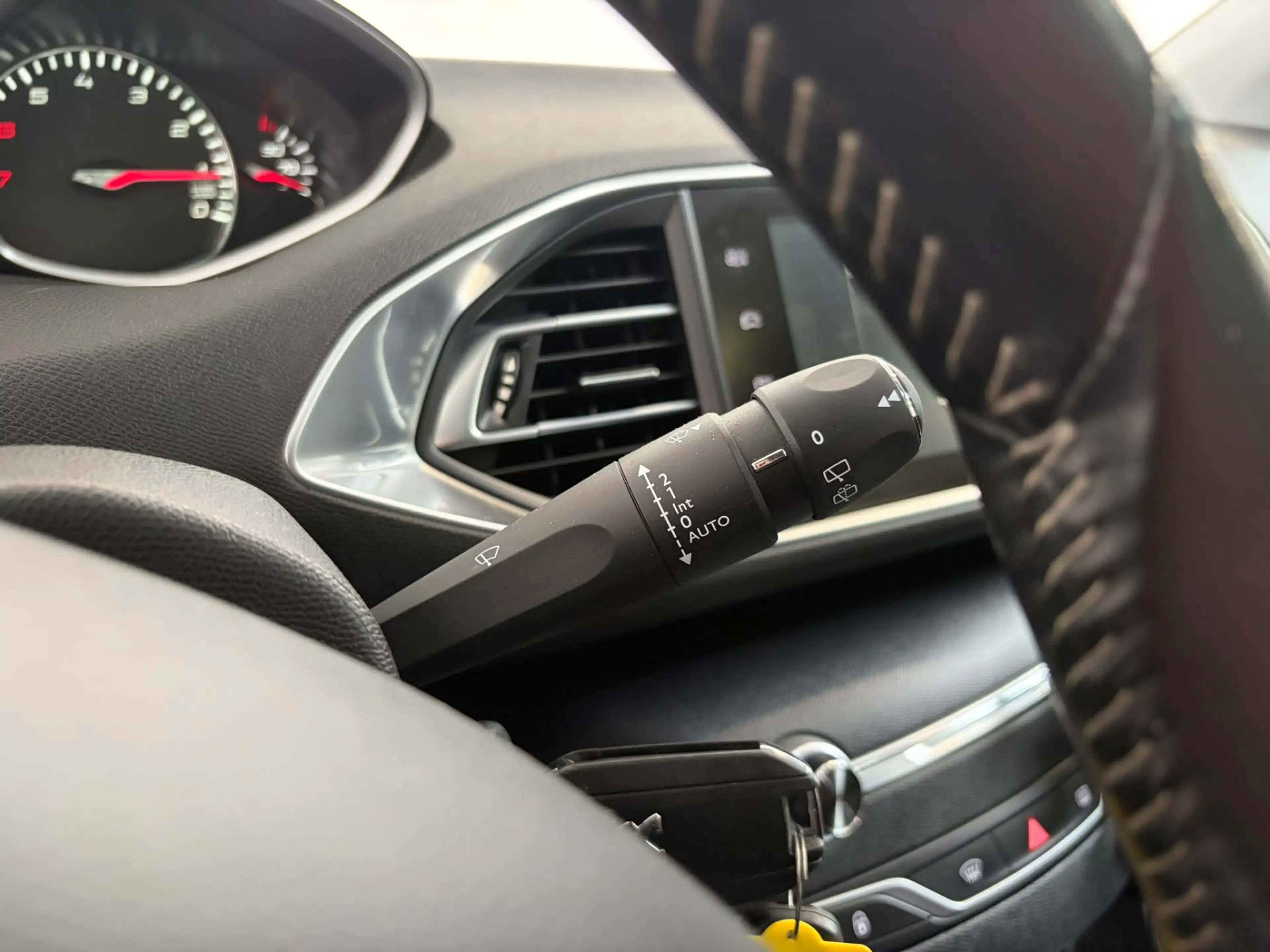 Peugeot 308 SW 1.2 PureTech Allure — photo 13