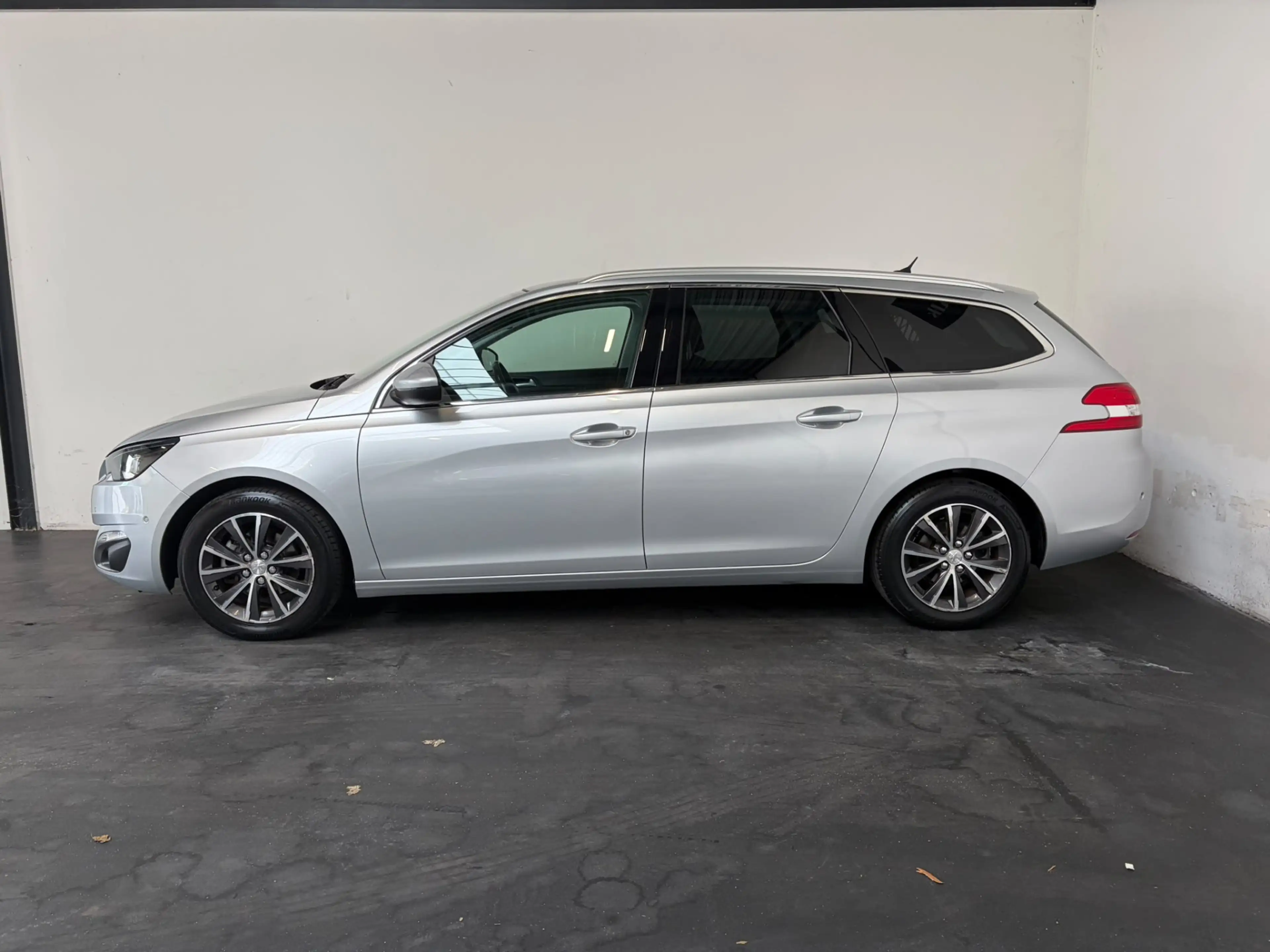 Peugeot 308 SW 1.2 PureTech Allure — photo 33