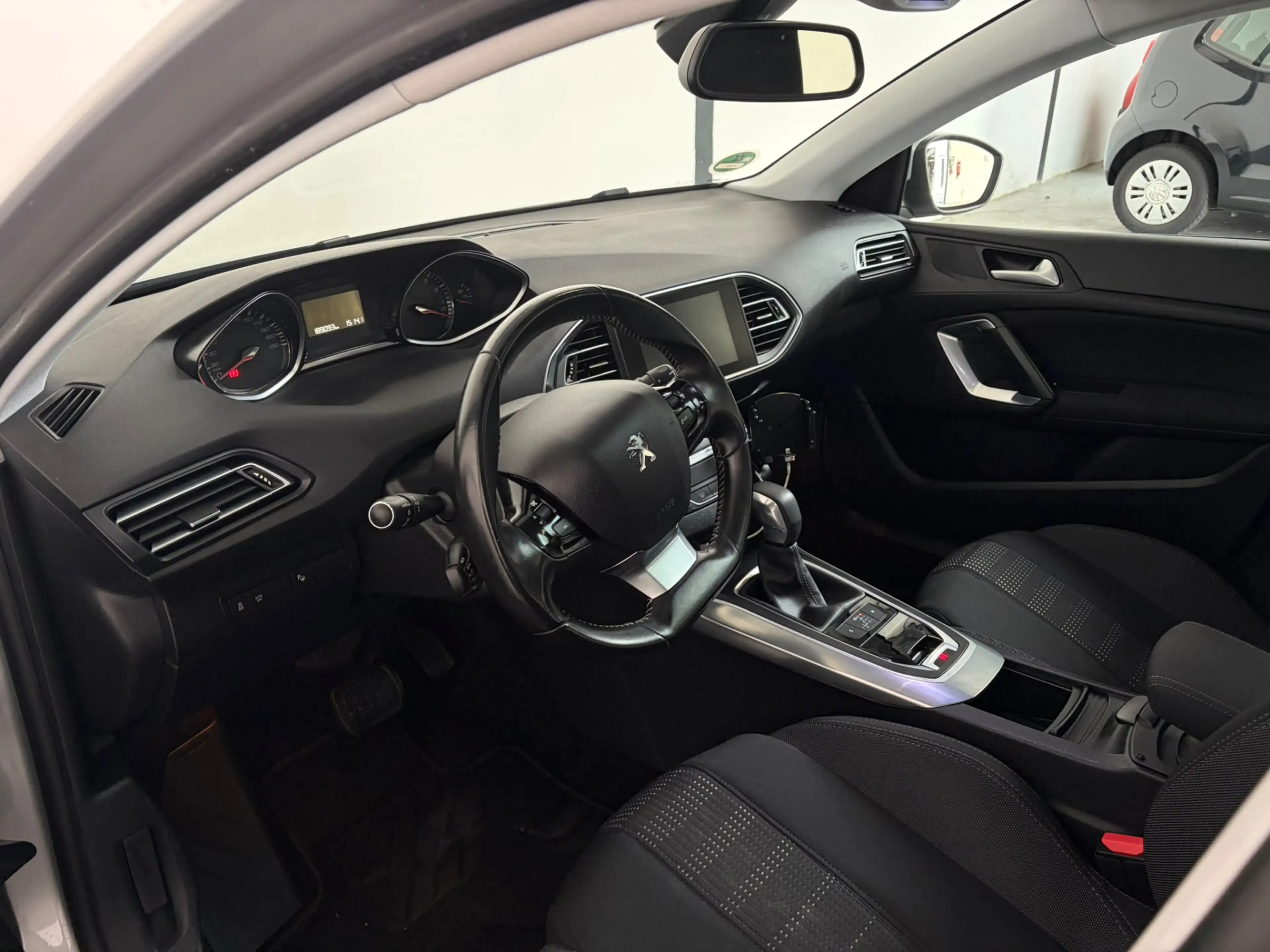 Peugeot 308 SW 1.2 PureTech Allure — photo 5