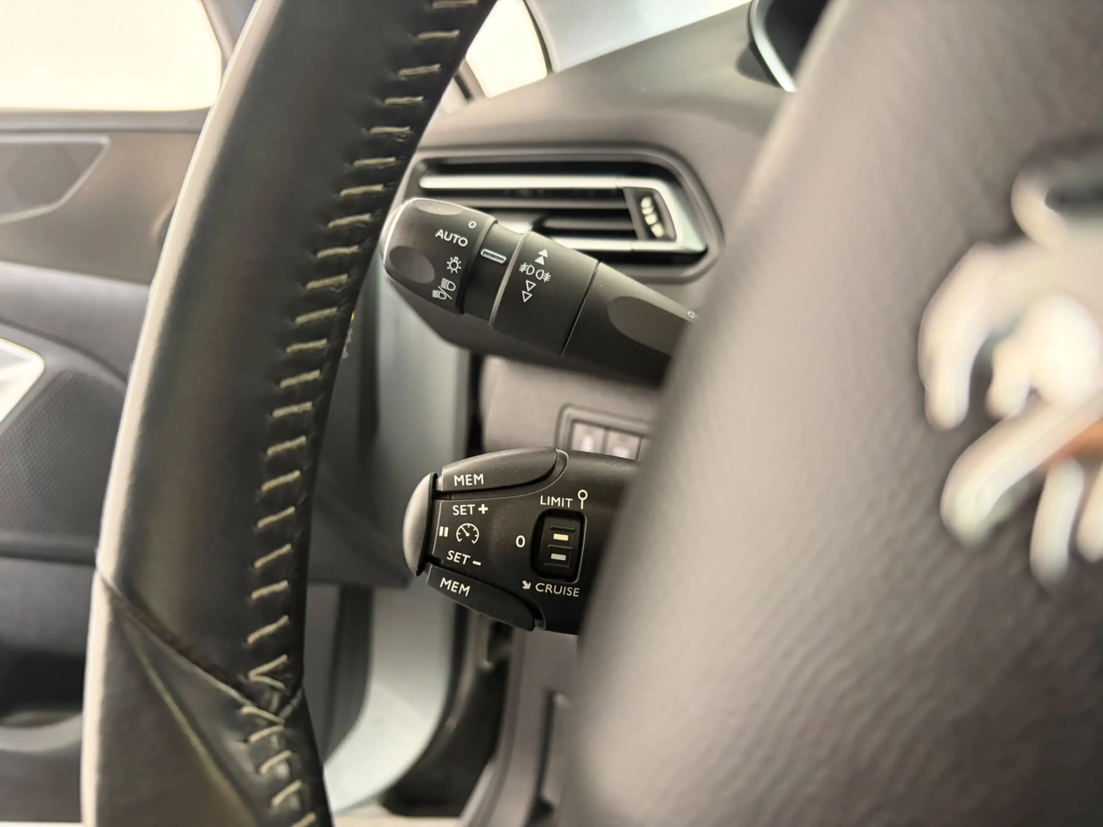 Peugeot 308 SW 1.2 PureTech Allure — photo 9
