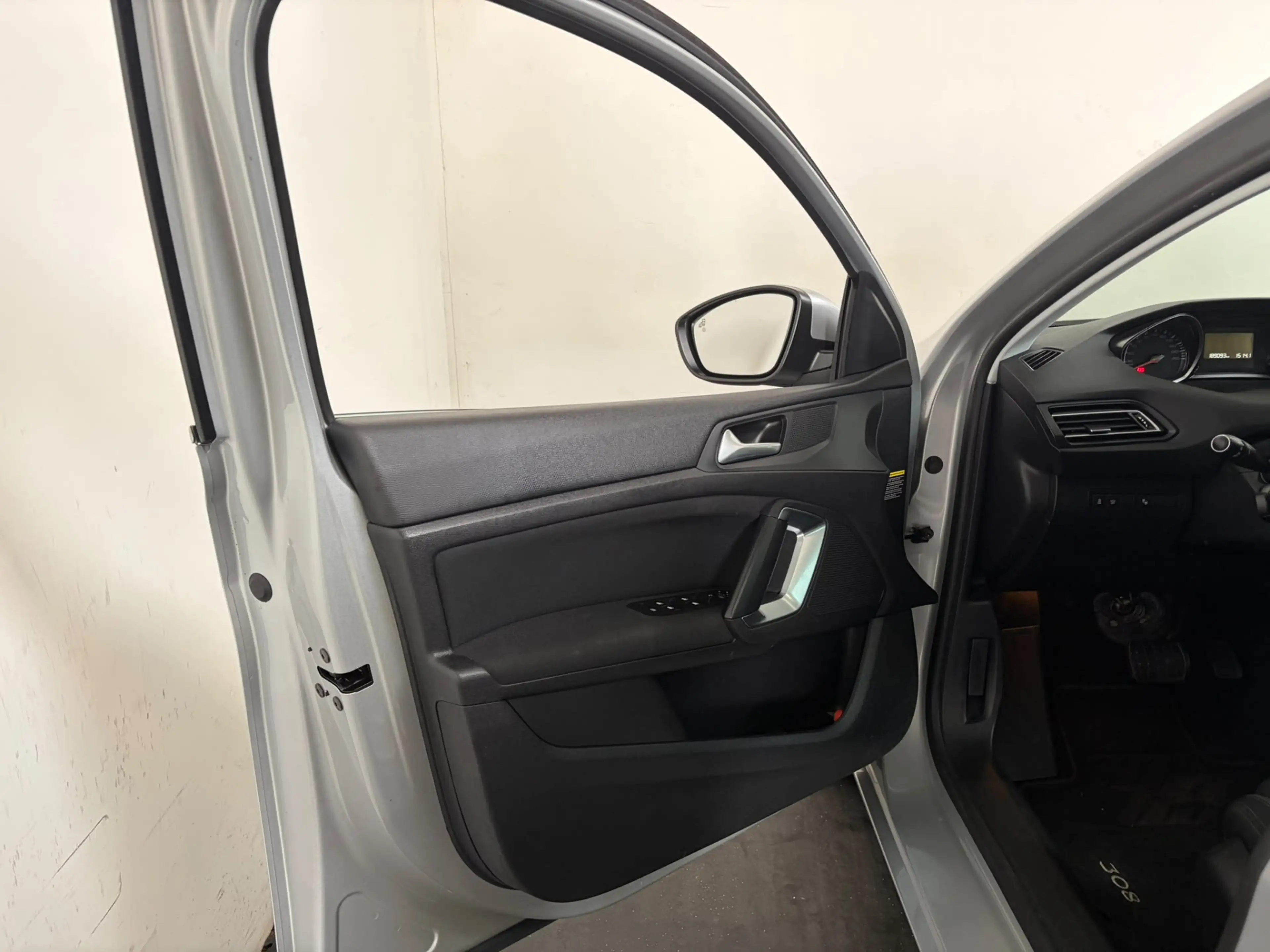 Peugeot 308 SW 1.2 PureTech Allure — photo 6