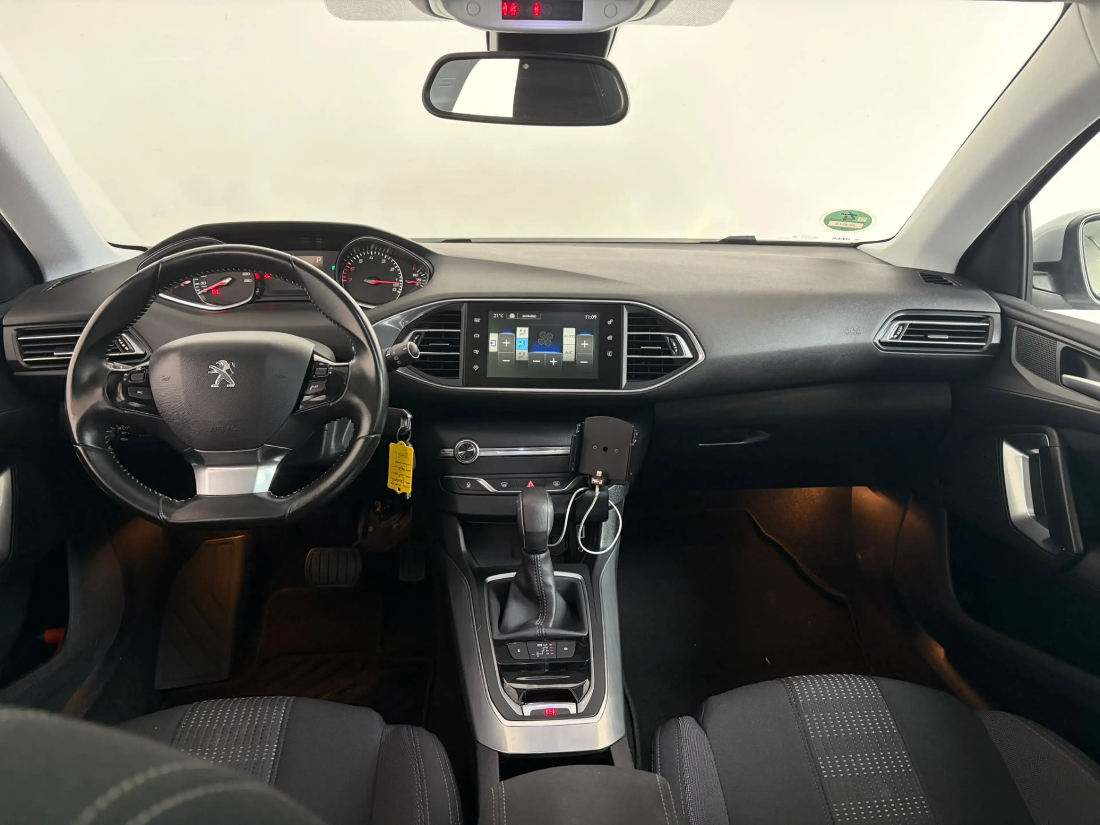 Peugeot 308 SW 1.2 PureTech Allure — photo 3
