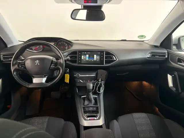 Peugeot 308 SW view 3