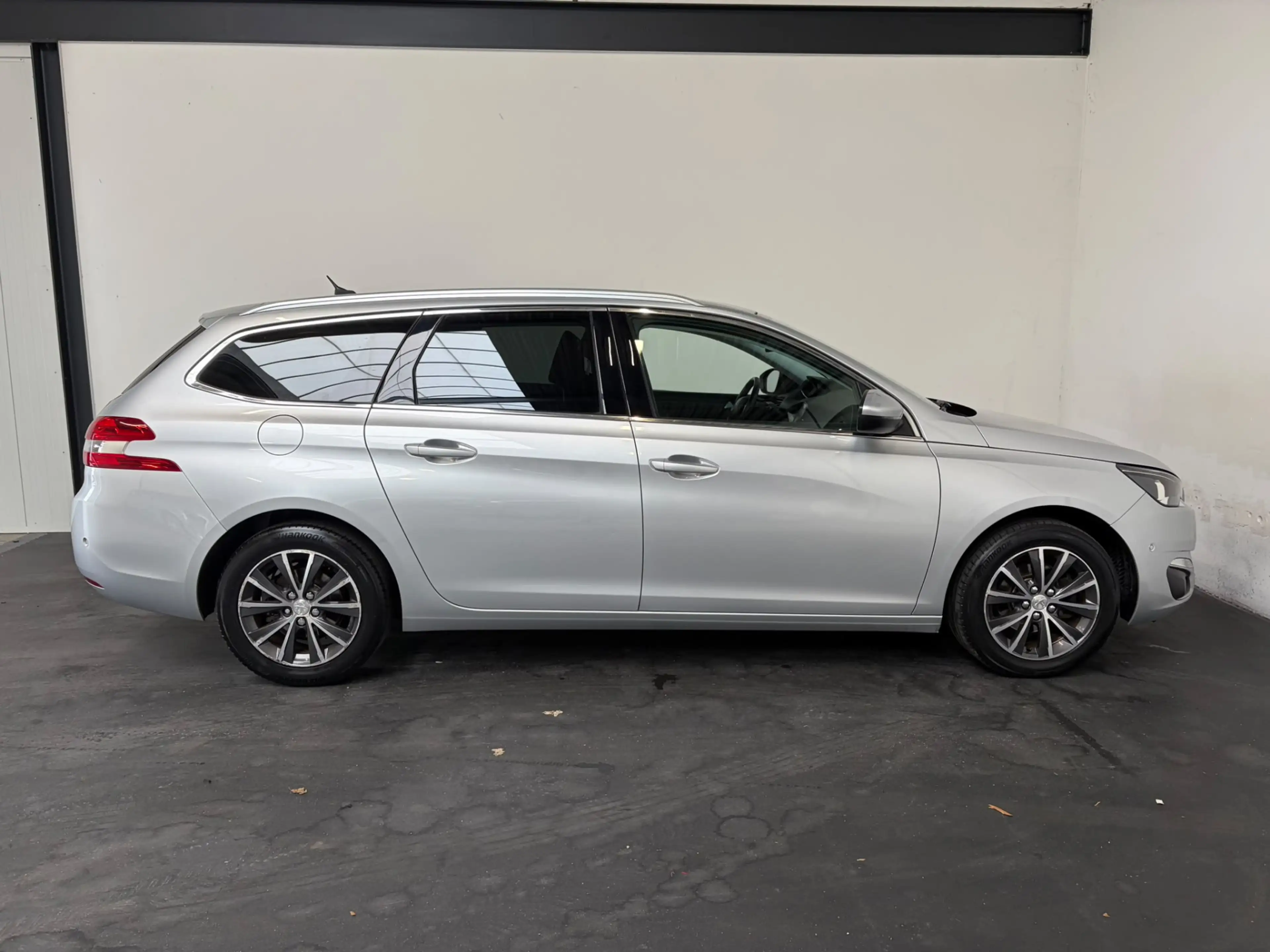 Peugeot 308 SW 1.2 PureTech Allure — photo 32