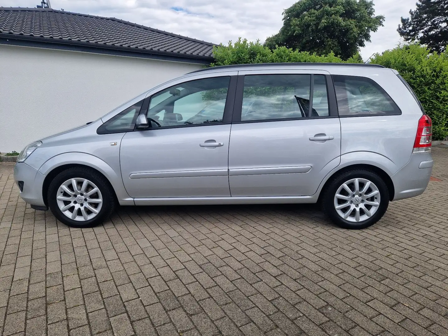 Opel Zafira B Edition/TÜV/AU/ÖLSERVICE IST NEU (ZHS) Argento - 2
