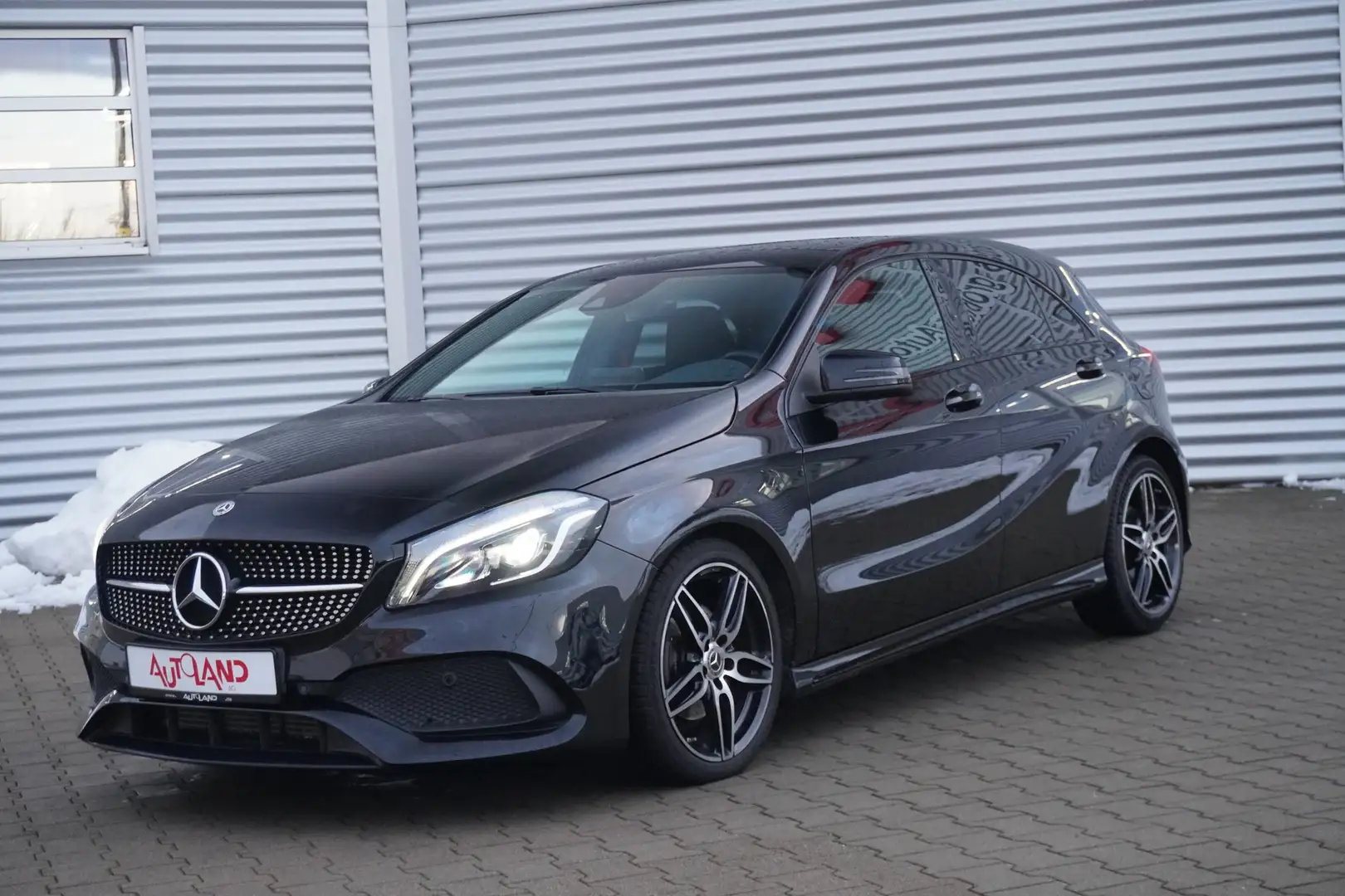 Mercedes-Benz A 200 A200 AMG Line LED Navi Panorama Android Apple Schwarz - 2