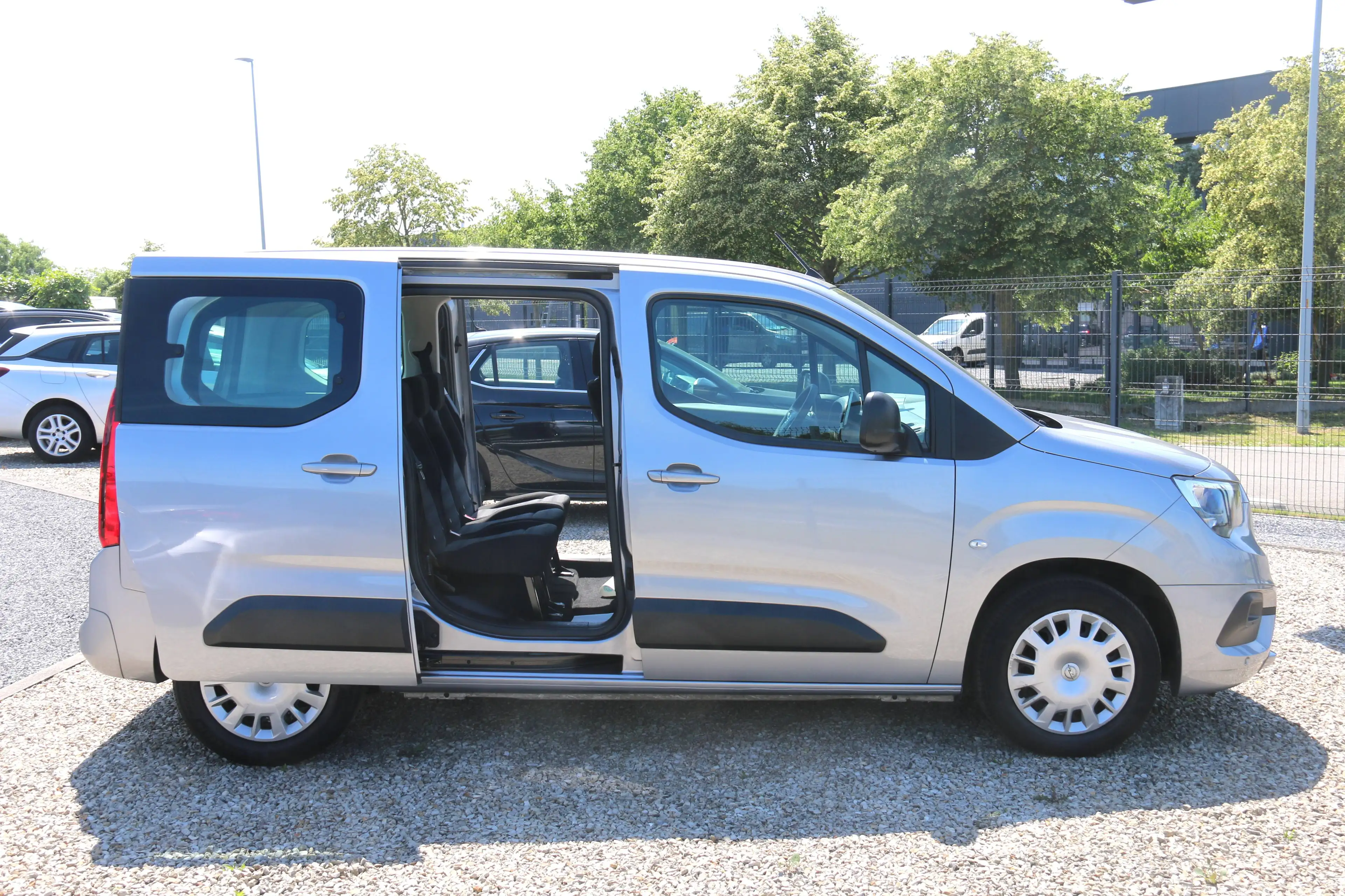 Opel Combo Life Combo Life 1.2 T L1H1 Edition S/S — photo 14