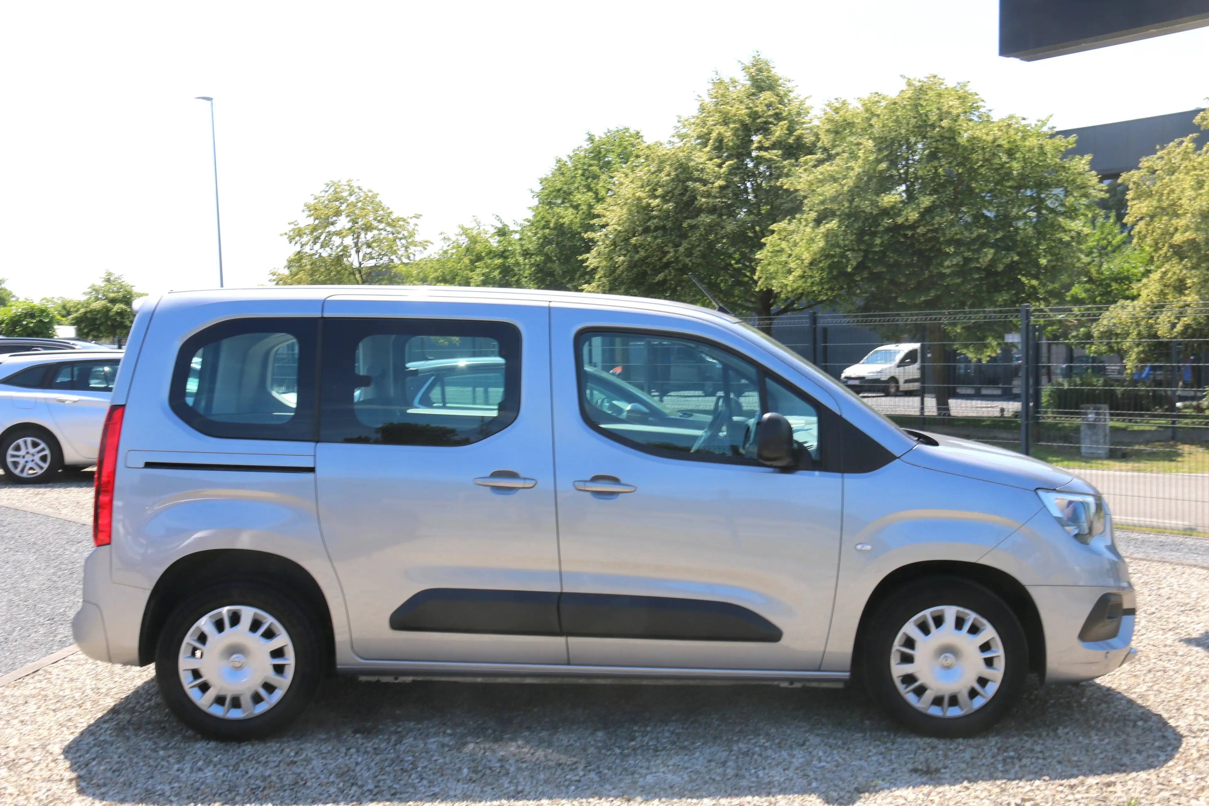 Opel Combo Life Combo Life 1.2 T L1H1 Edition S/S — photo 9