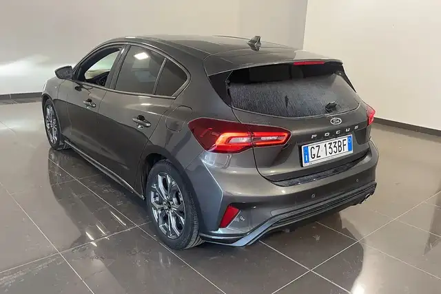 Ford Focus view 2