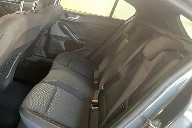 Ford Focus view 12