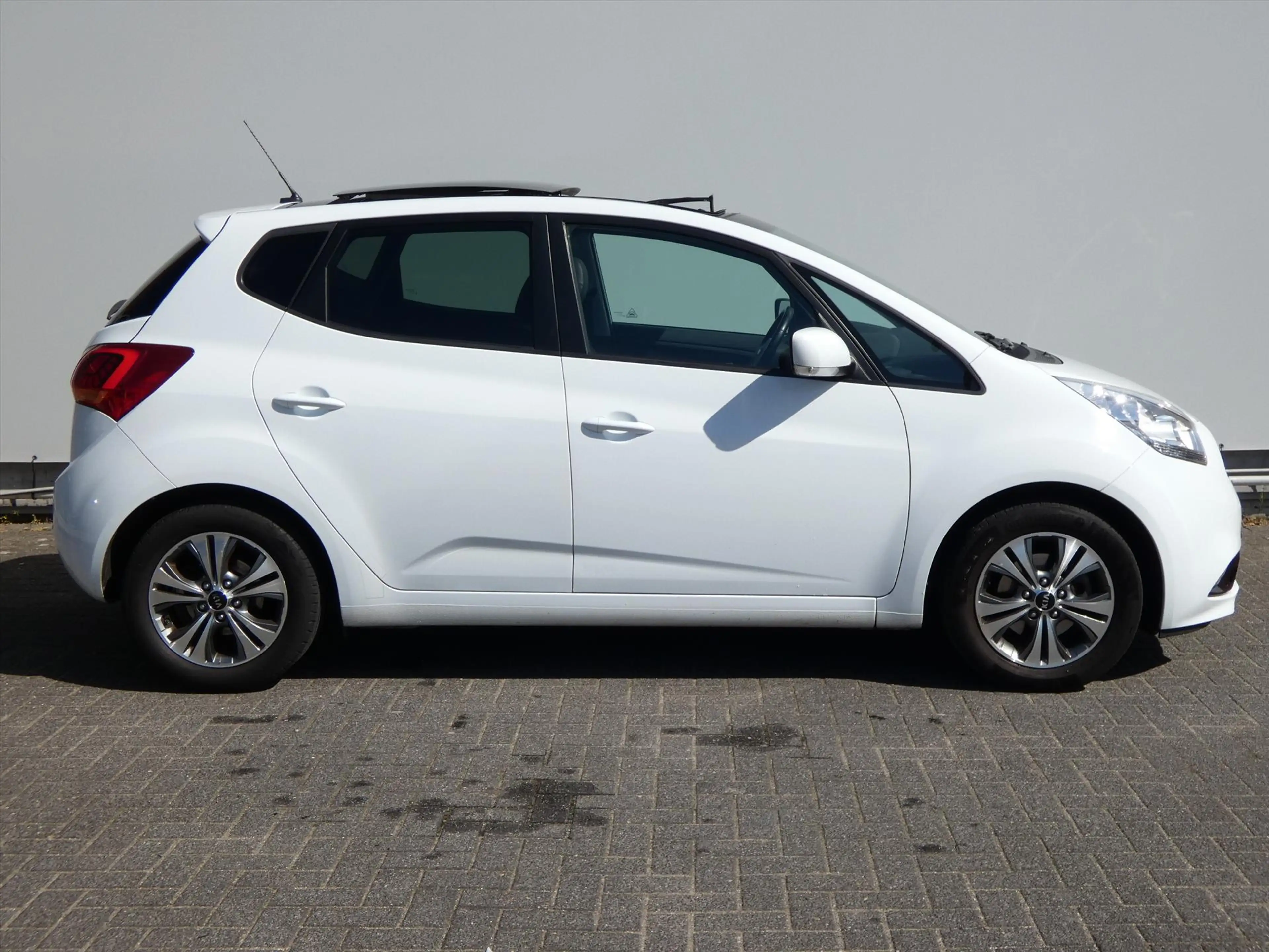 Kia Venga 1.4 CVVT 90pk Summer Edition — photo 4