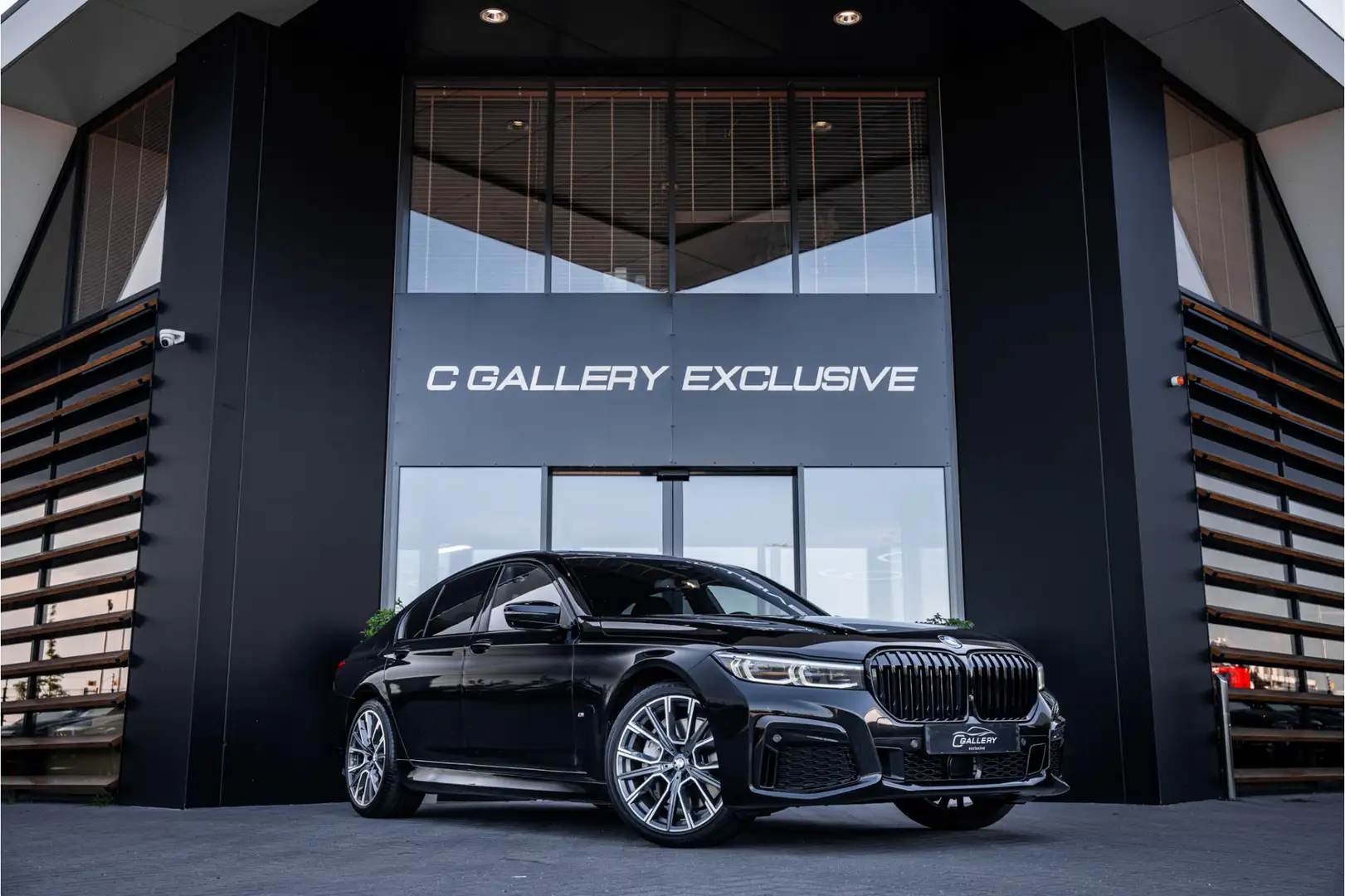BMW 745 7-serie 745e - M Sport | Panorama | H&K | Massage Zwart - 1