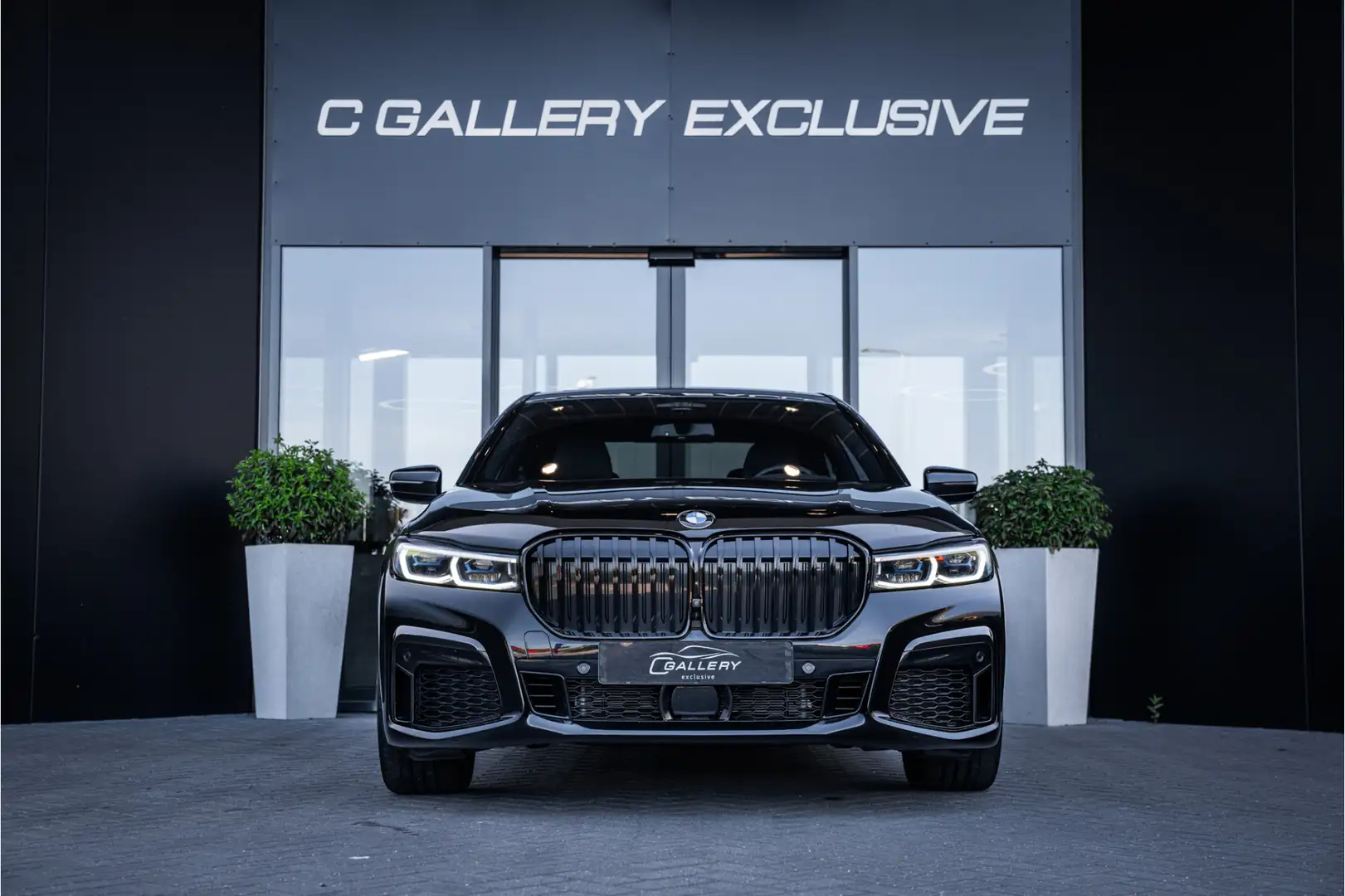 BMW 745 7-serie 745e - M Sport | Panorama | H&K | Massage Zwart - 2
