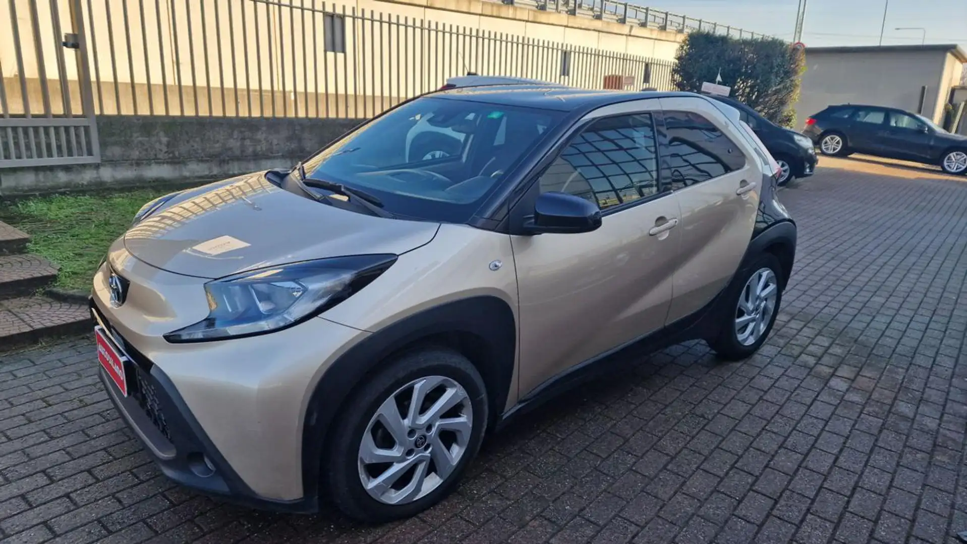 Toyota Aygo X 1.0 72 CV 5 porte Trend ** PROMO ** Beige - 1