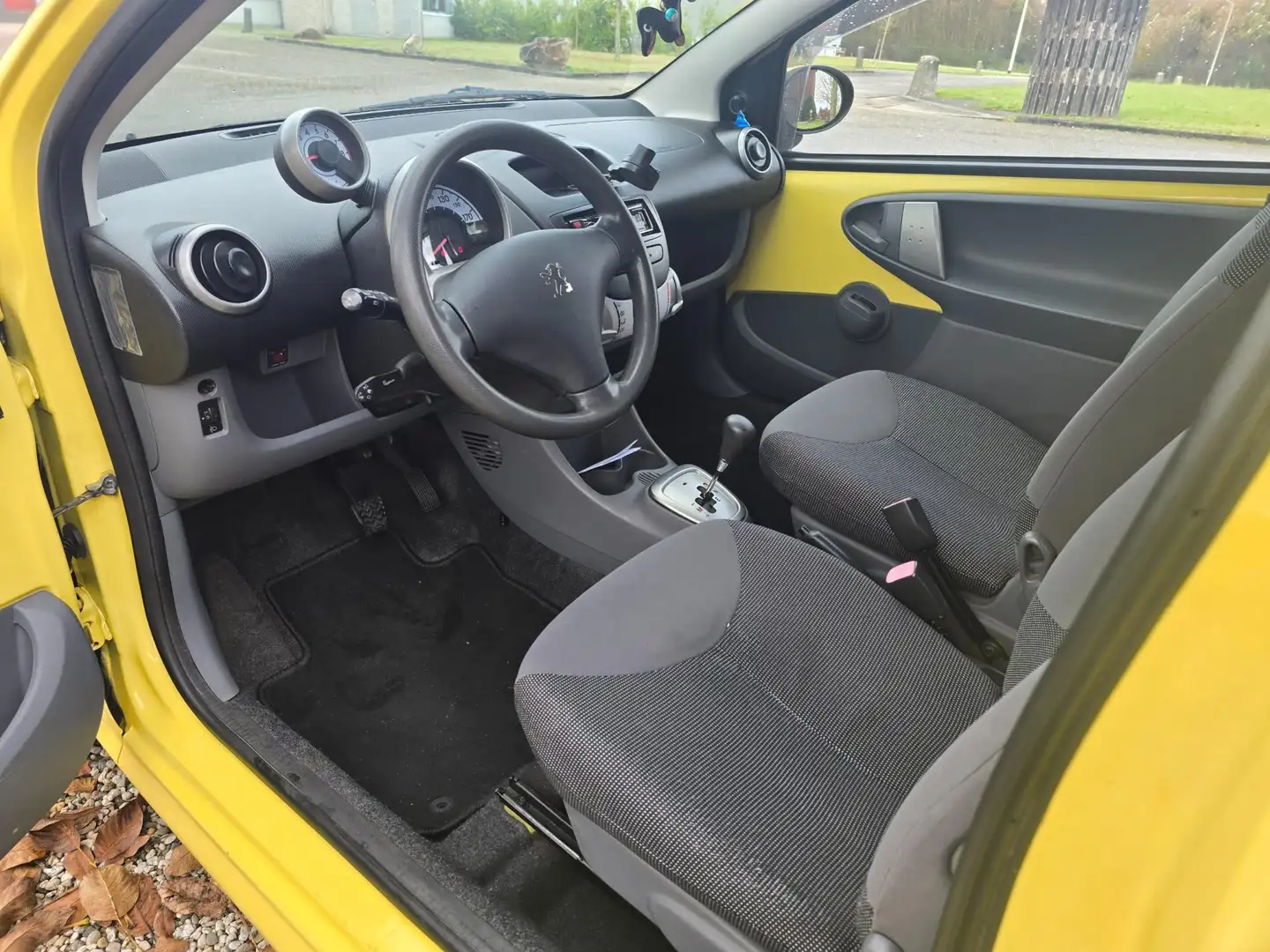 Peugeot 107 1.0-12V XS AUTOMAAT/airco Geel - 2