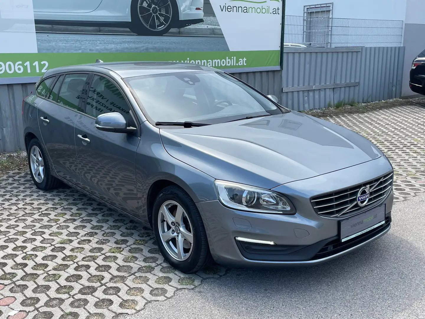 Volvo V60 V60 Kinetic Aut. * 1. Besitz * Grau - 1