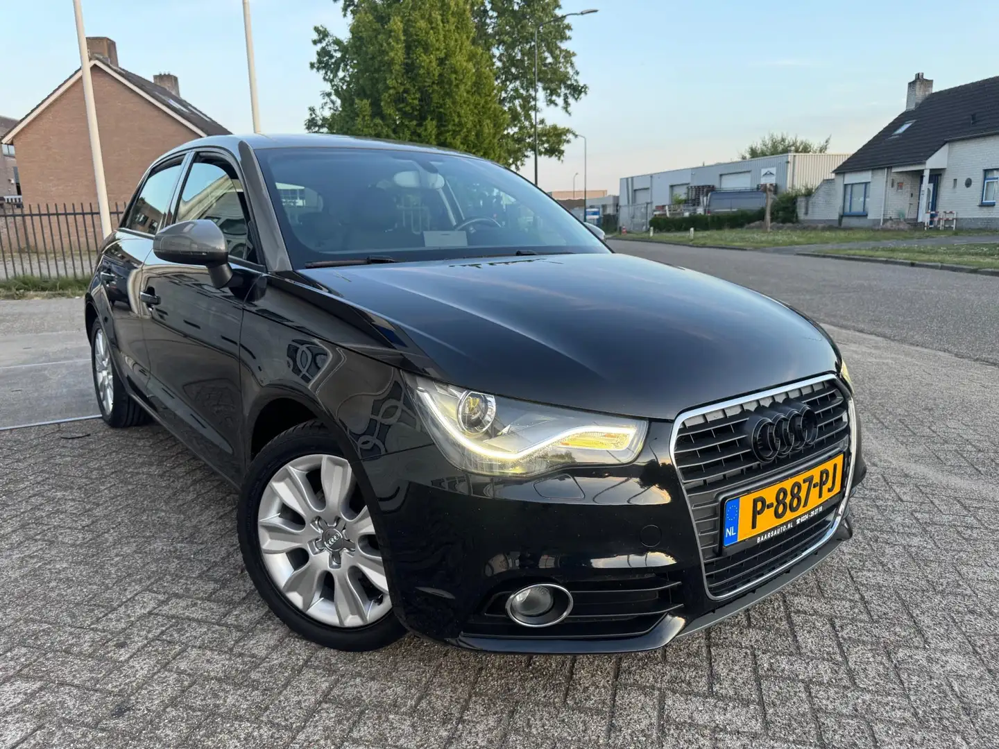 Audi A1 Sportback 1.2 TFSI Ambition Pro Line Business Navi Zwart - 2