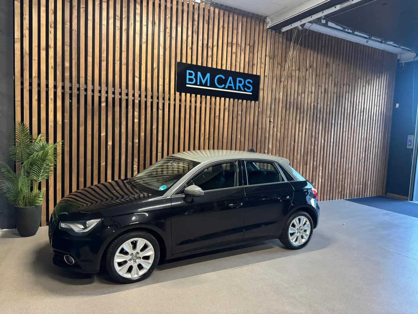 Audi A1 Sportback 1.2 TFSI Ambition Pro Line Business Navi Zwart - 1