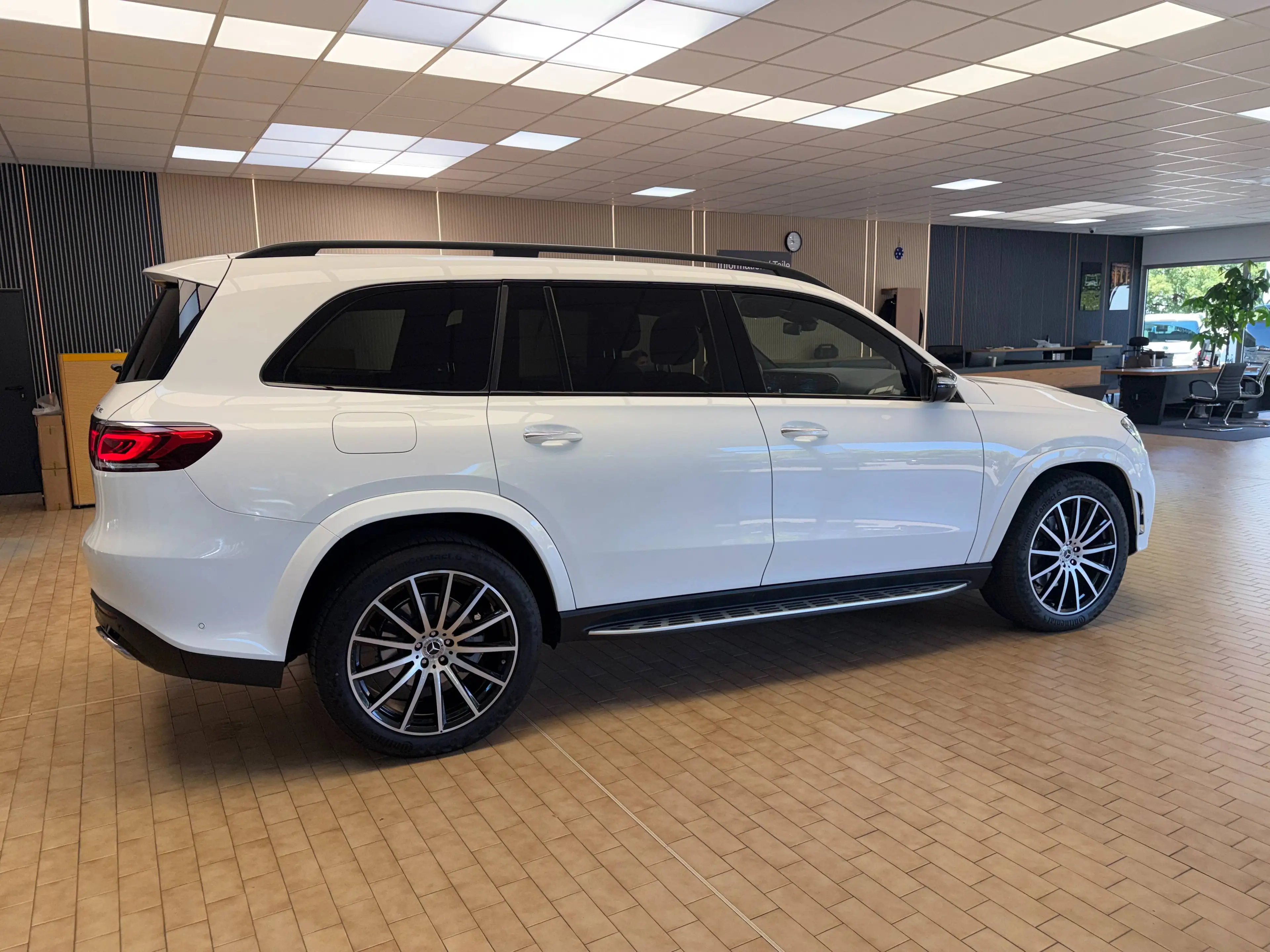 Mercedes-Benz GLS 400 GLS 400 d 4Matic AMG — photo 13