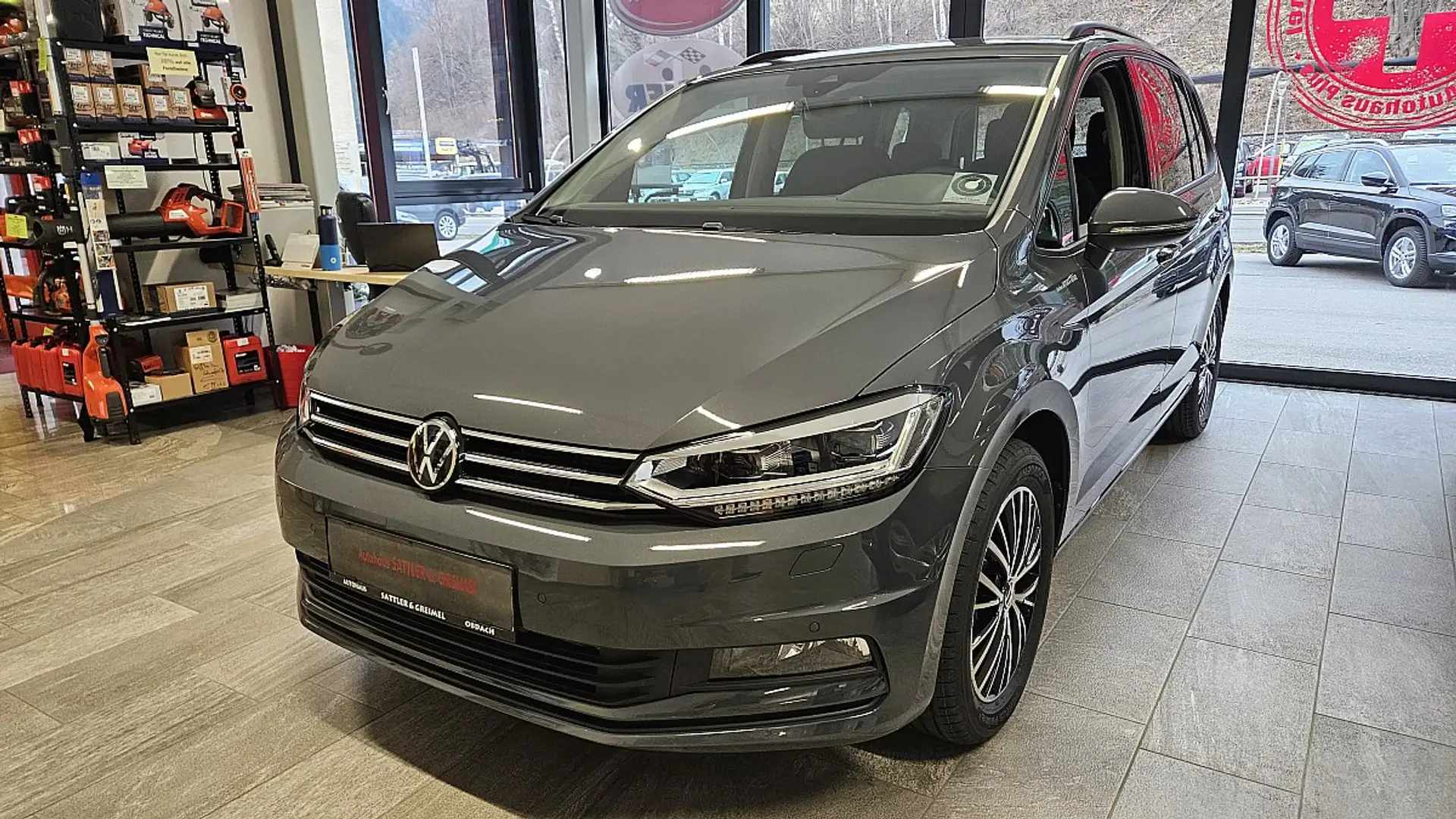 Volkswagen Touran 1,5 TSI ACT Friends DSG Grijs - 1