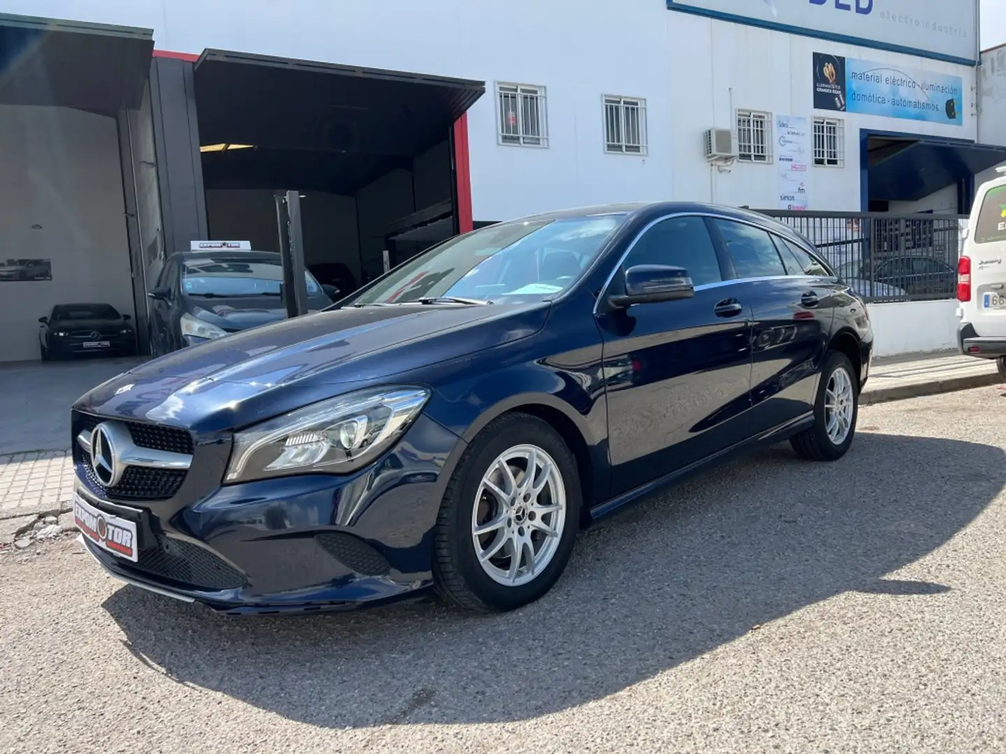 Mercedes-Benz CLA 200 Shooting Brake 200d 7G-DCT Bleu - 1