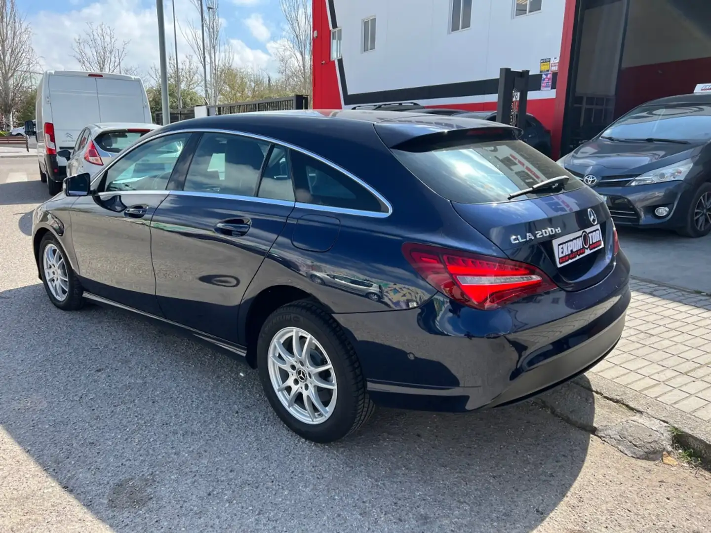 Mercedes-Benz CLA 200 Shooting Brake 200d 7G-DCT Bleu - 2