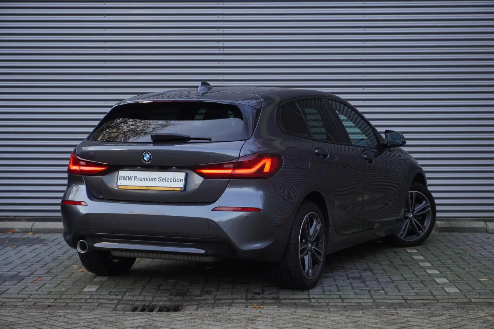 BMW 118 1 Serie 5-deurs 118i Model Sport Line | Executive Grijs - 2