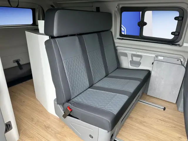 Ford Titanium 320l1 view 9