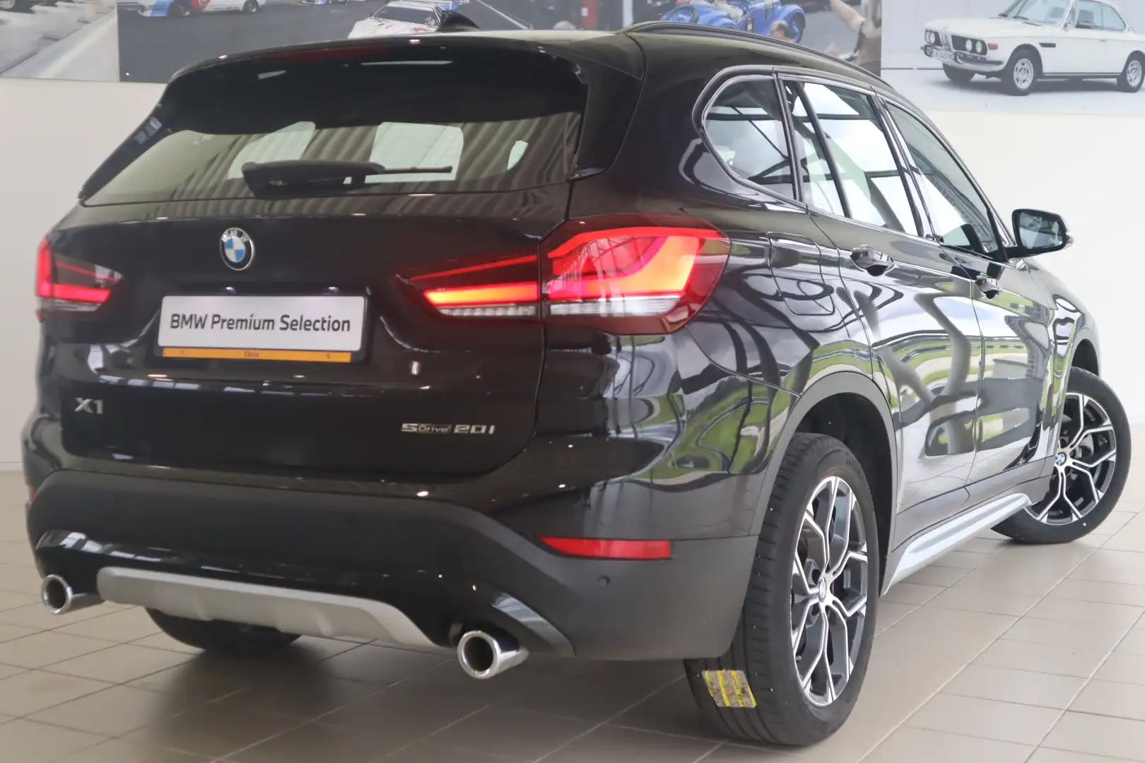 BMW X1 sDrive20i Executive Edition xLine / Navigatie / DA Zwart - 2