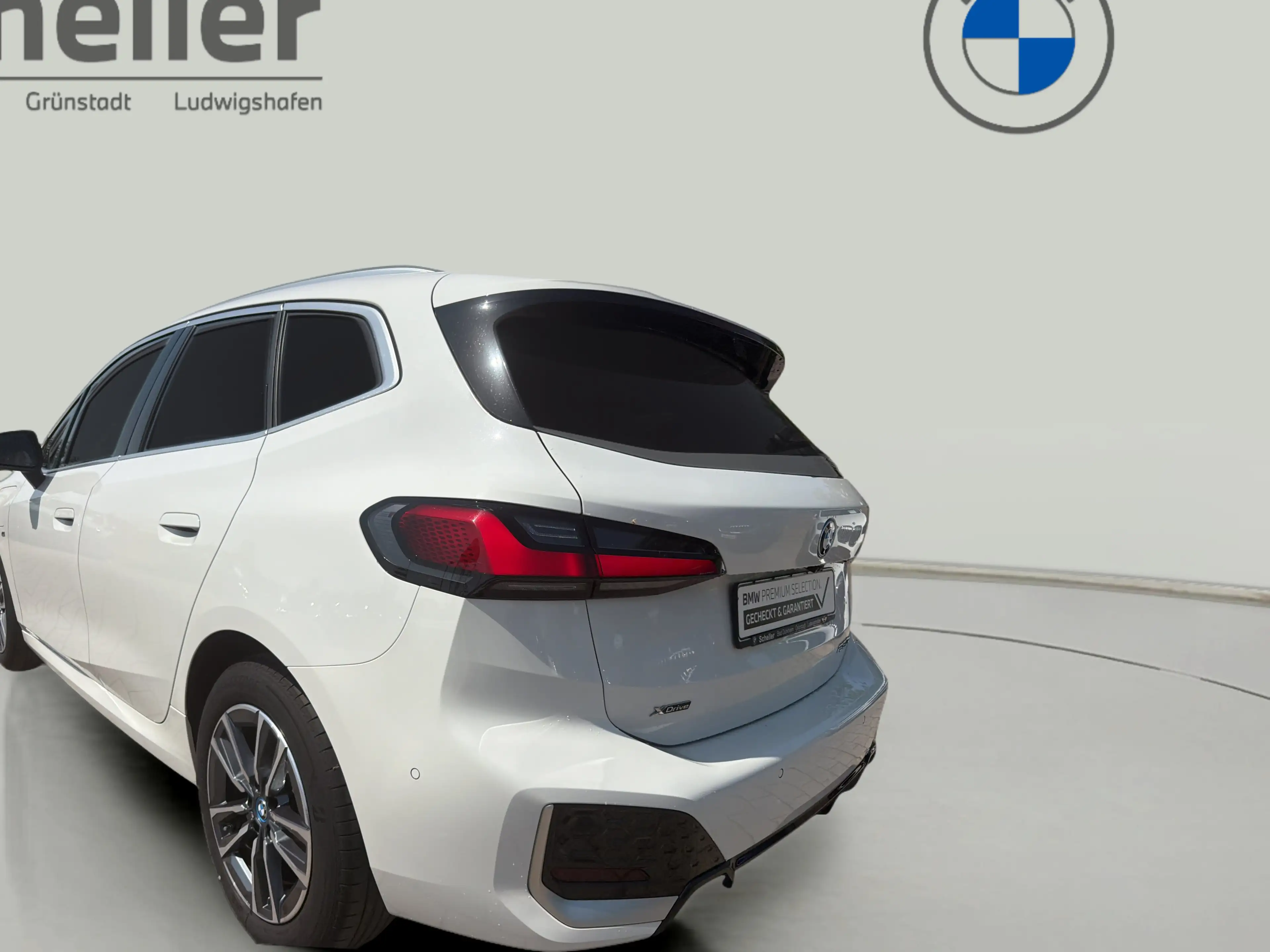 BMW 230 e xDrive Active Tourer — photo 12