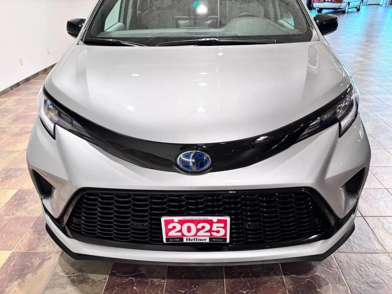 Toyota Sienna снимка Toyota Sienna
