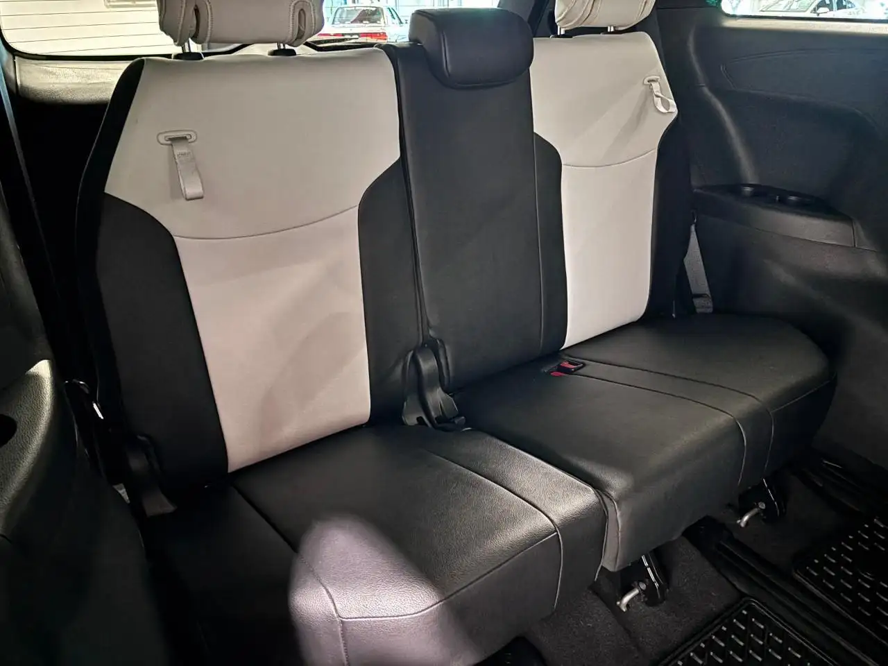 Toyota Sienna снимка Toyota Sienna
