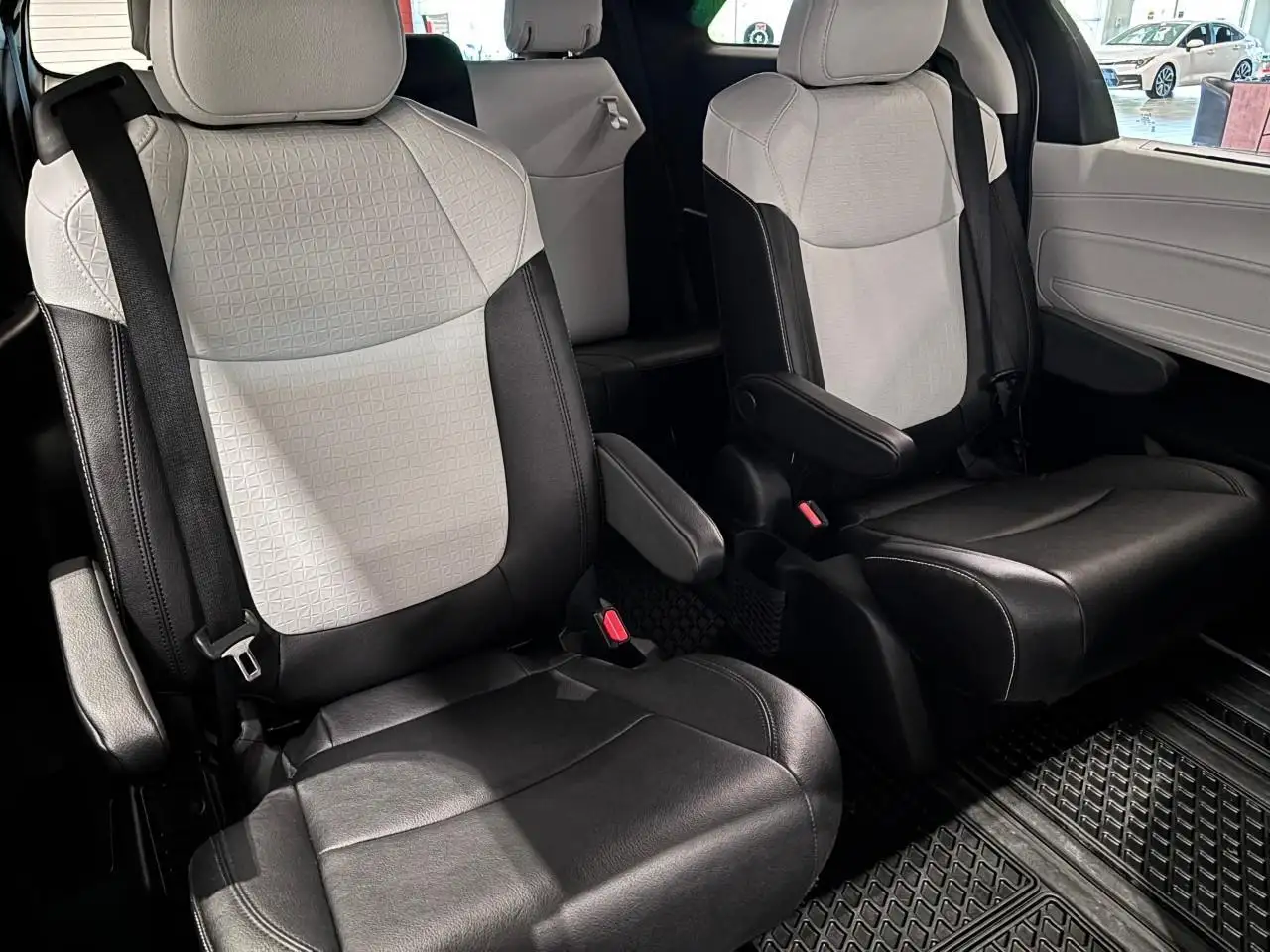 Toyota Sienna снимка Toyota Sienna
