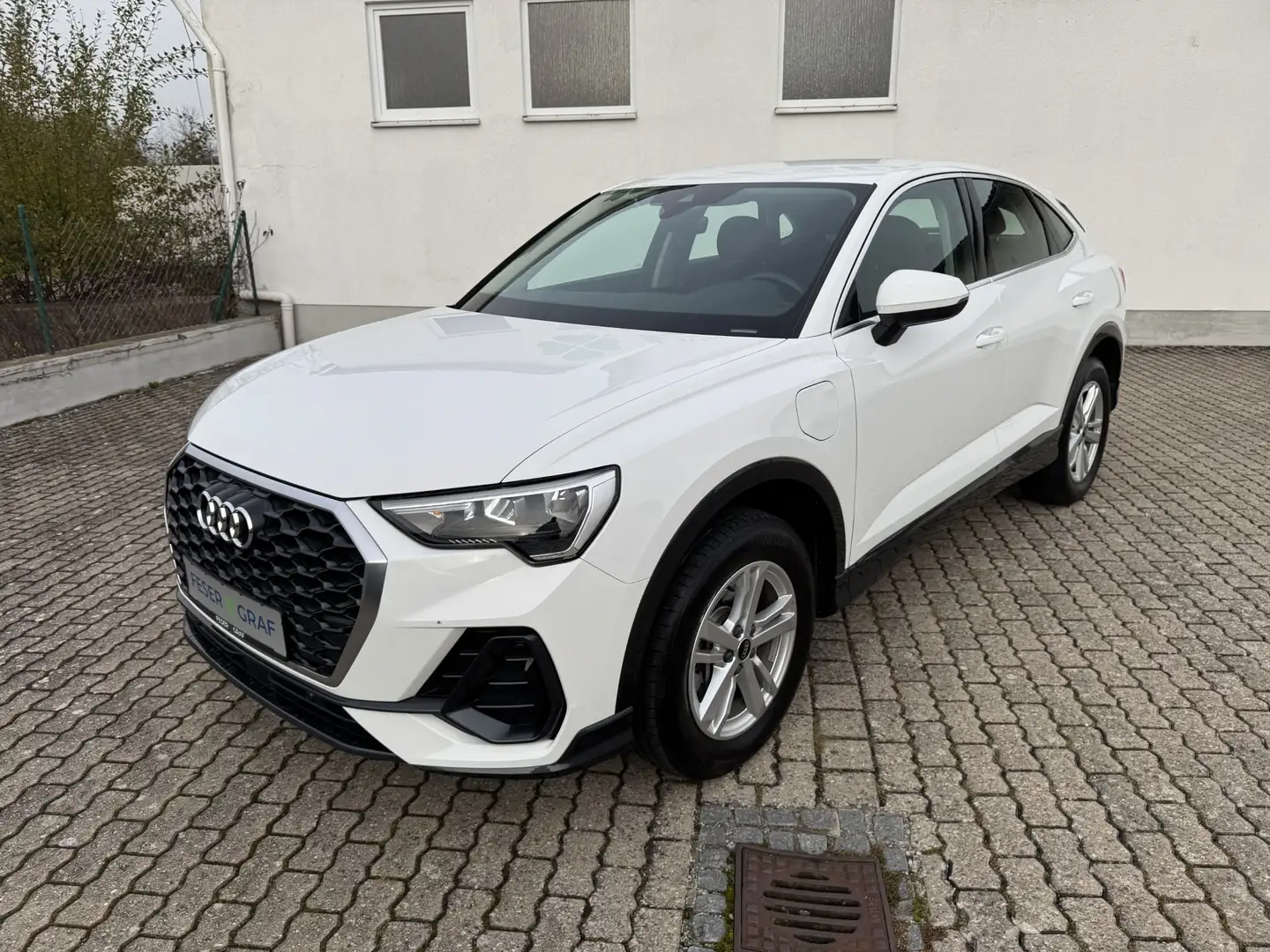 Audi Q3 Spb. 45 TFSIe S-tr. NAVI PDC SHZ Weiß - 2