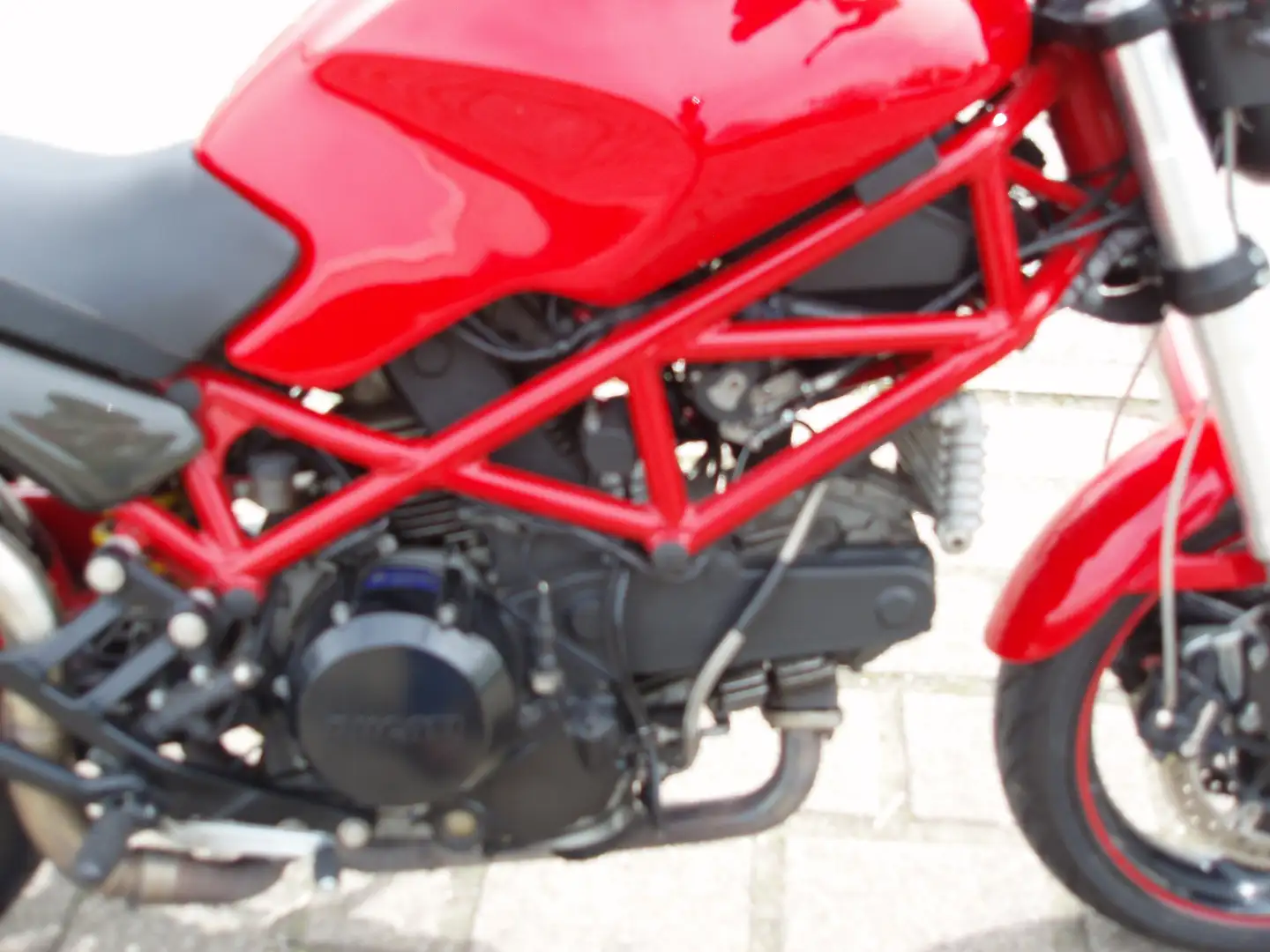 Ducati Monster 695 crvena - 2